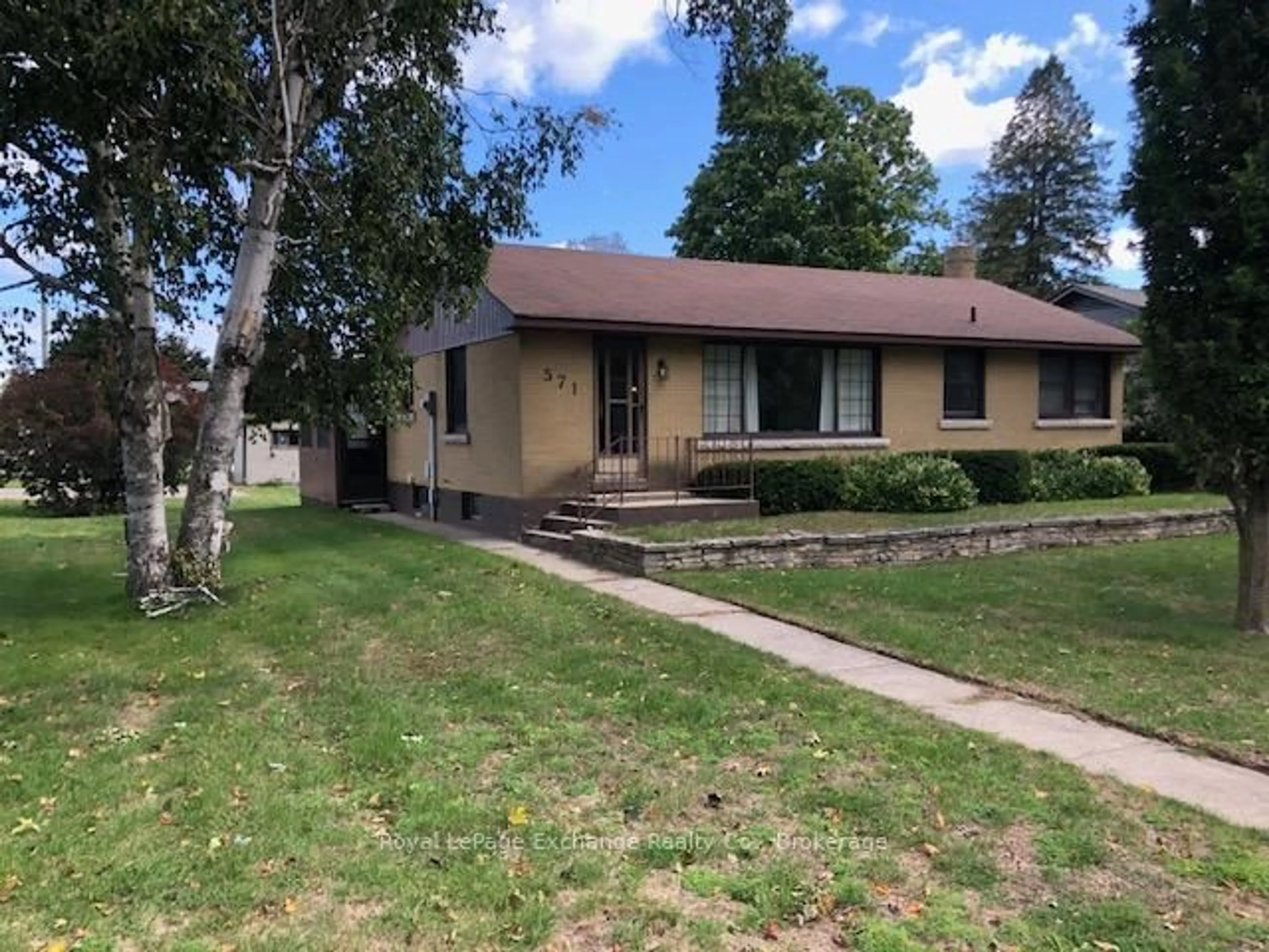 Home with vinyl exterior material, street for 571 Park Place, Saugeen Shores Ontario N0H 2C3