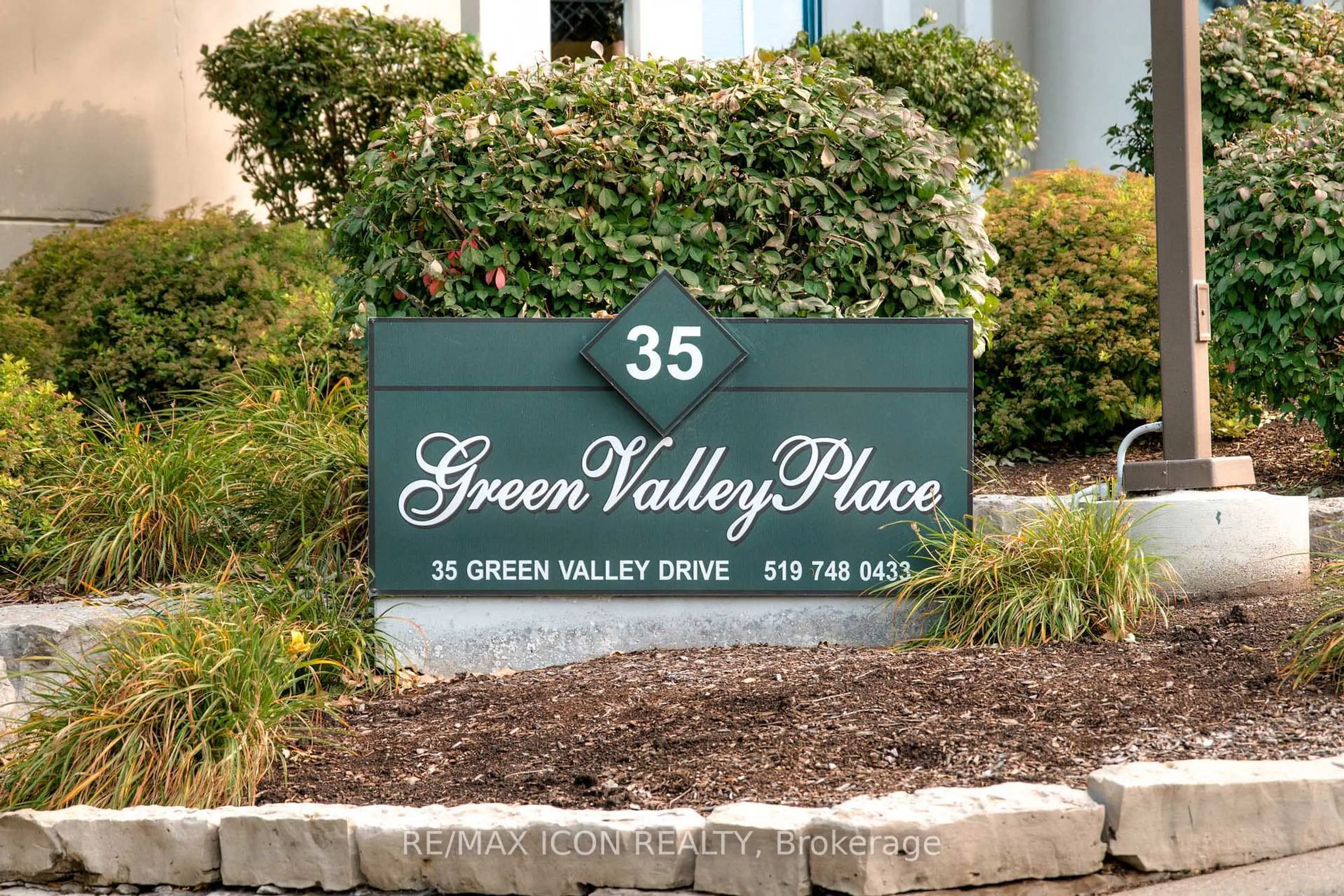 Indoor foyer for 35 Green Valley Dr #103, Kitchener Ontario N2P 2A5