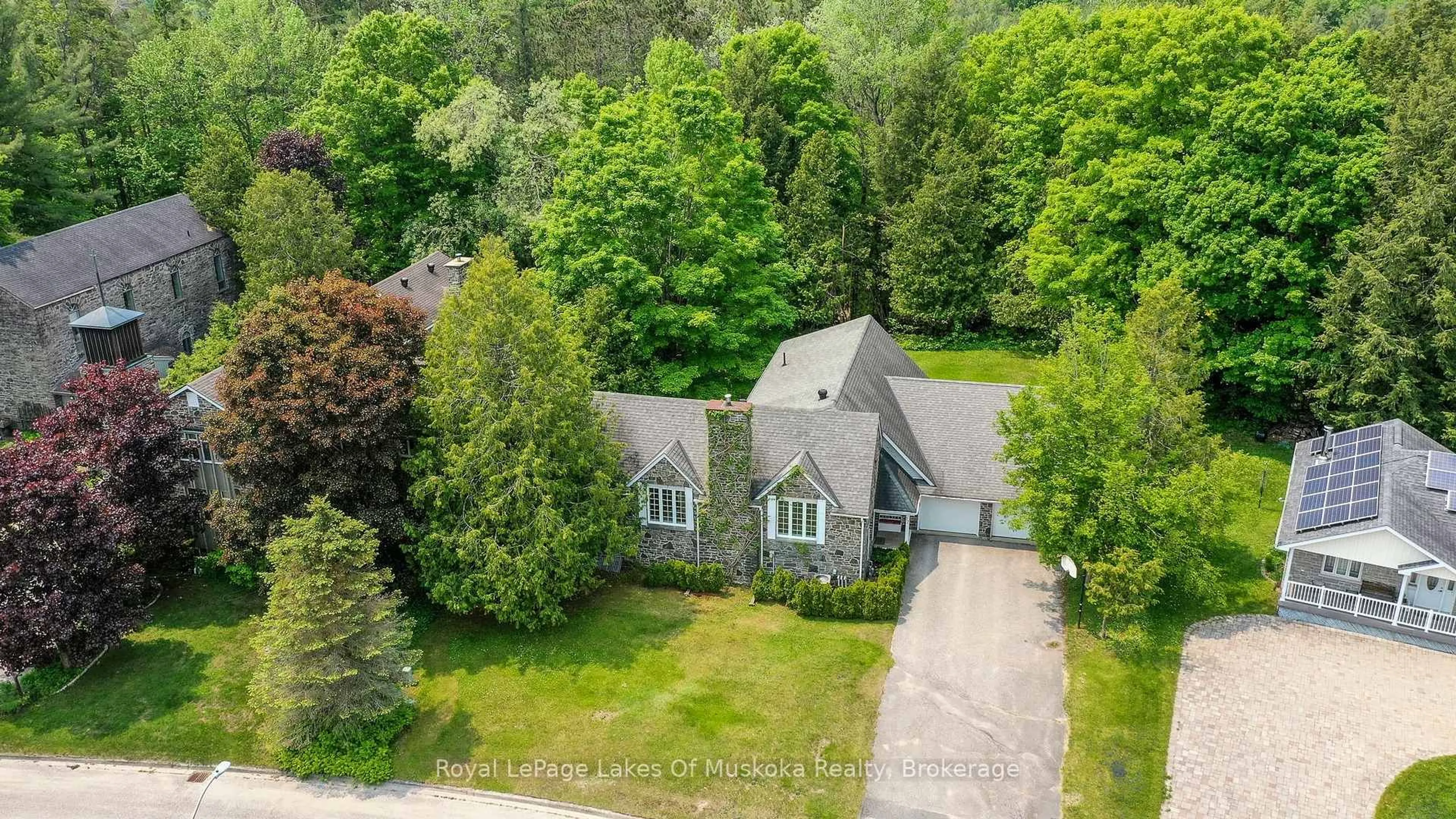 A pic from outside/outdoor area/front of a property/back of a property/a pic from drone, street for 17 Sadler Dr, Bracebridge Ontario P1L 1K5