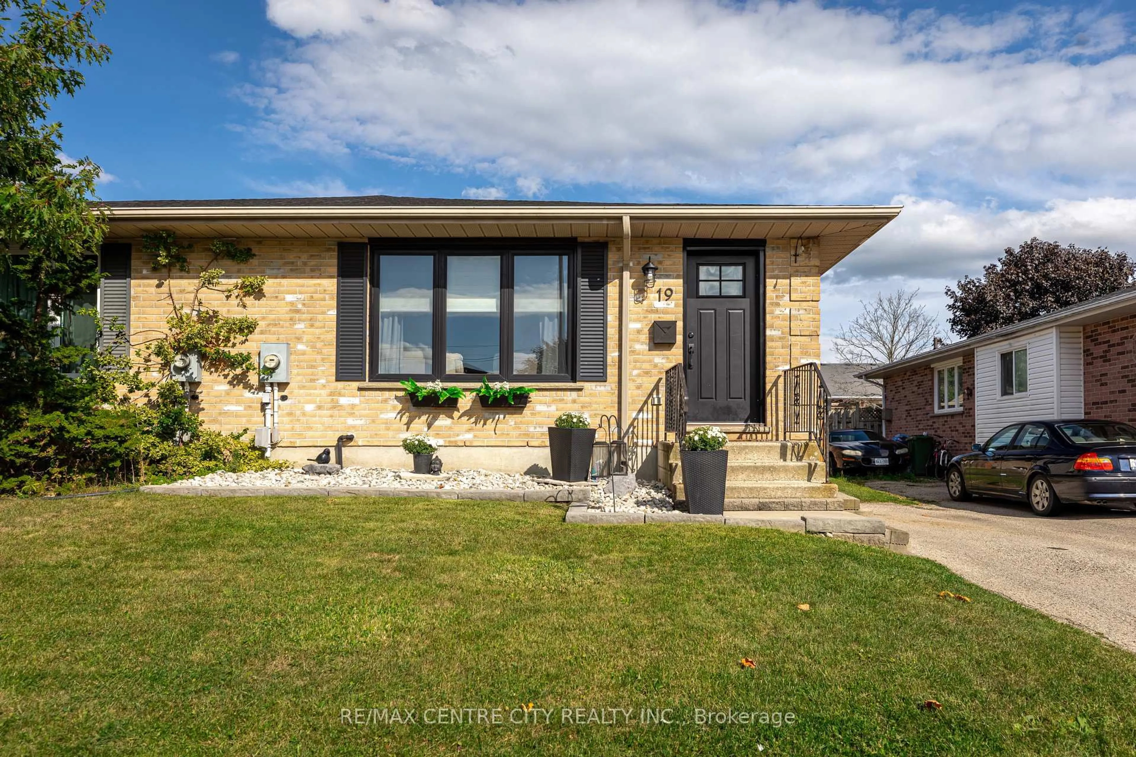 Unknown for 19 Carrie Cres, St. Thomas Ontario N5R 6B9