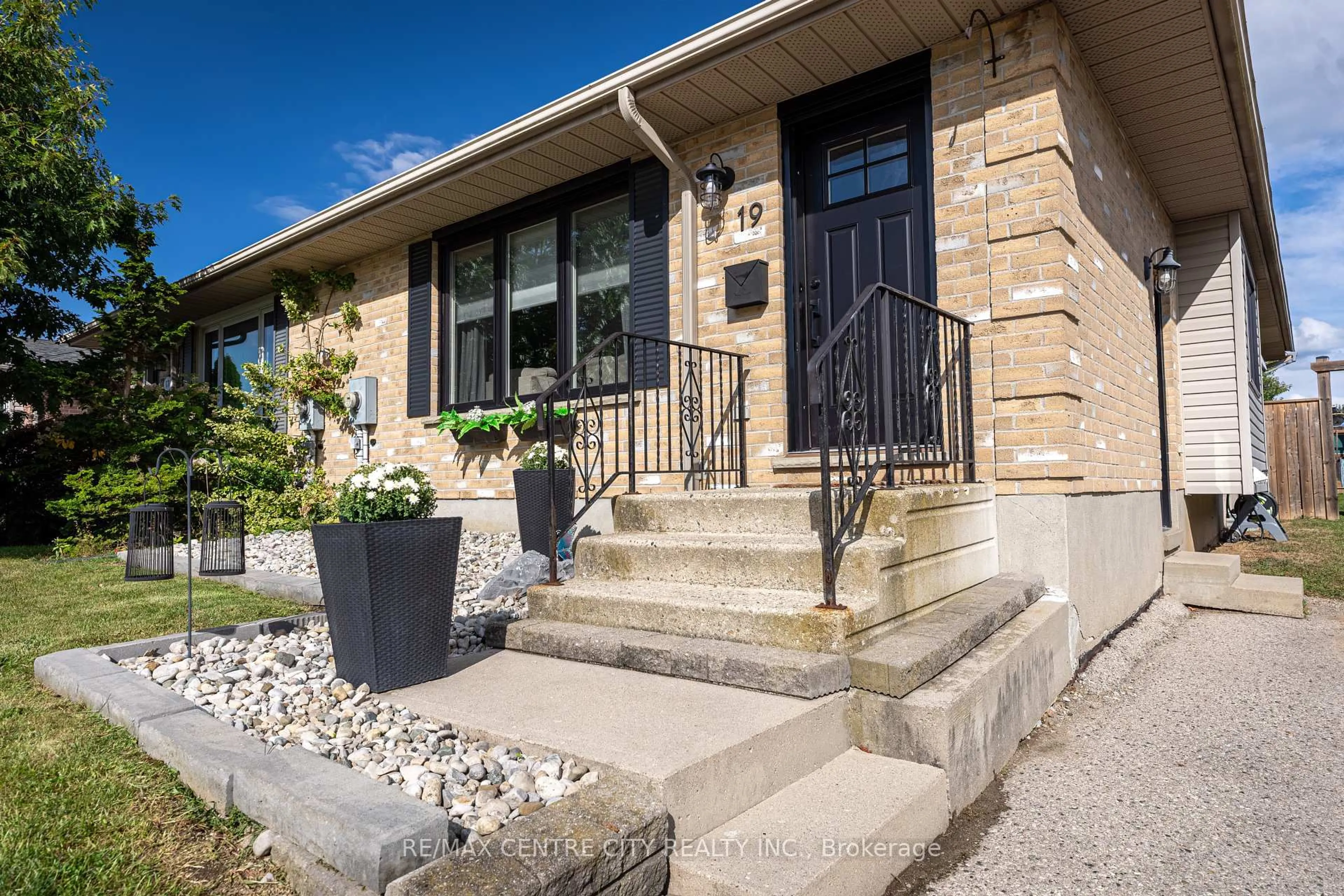 Unknown for 19 Carrie Cres, St. Thomas Ontario N5R 6B9