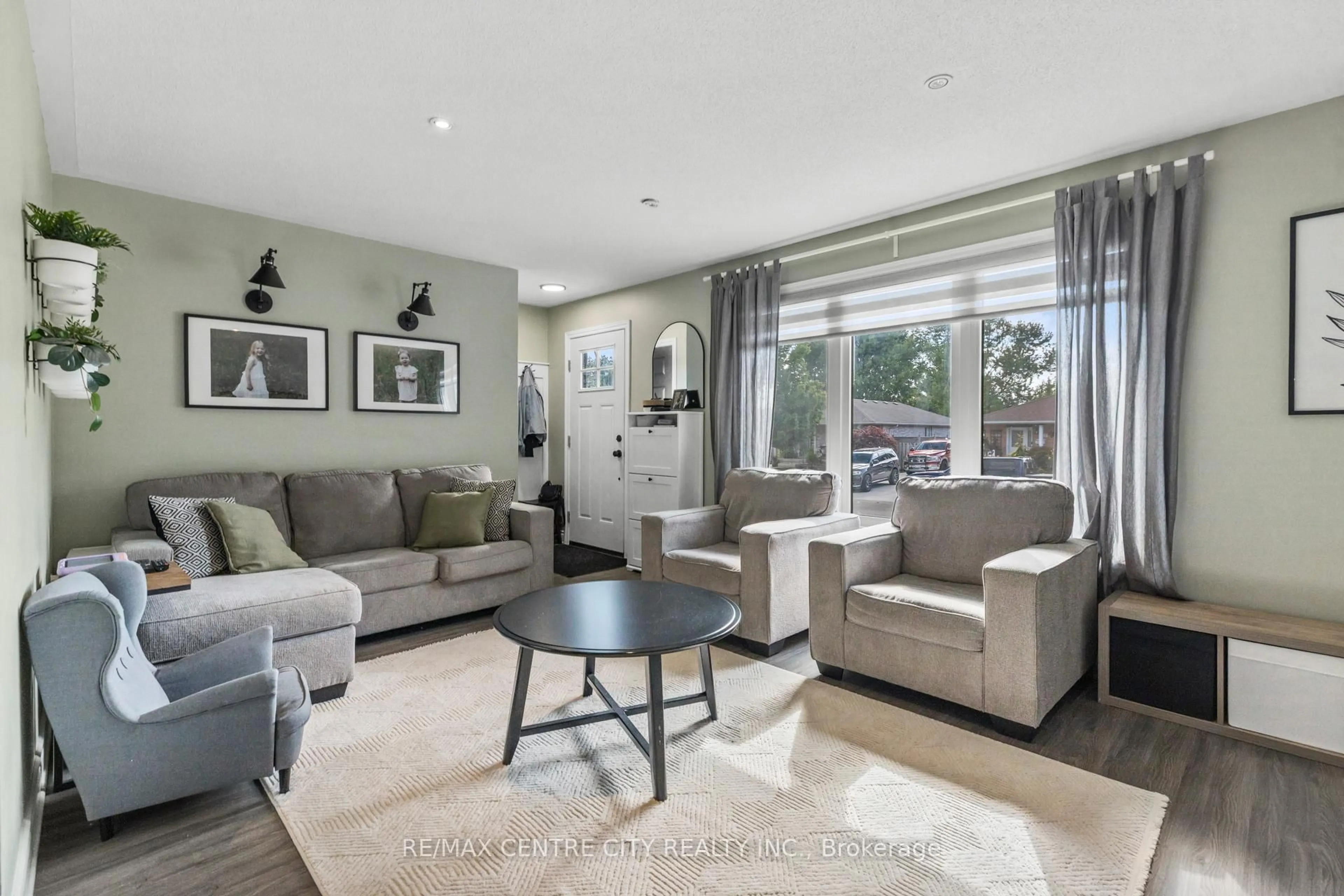Living room with furniture, unknown for 19 Carrie Cres, St. Thomas Ontario N5R 6B9
