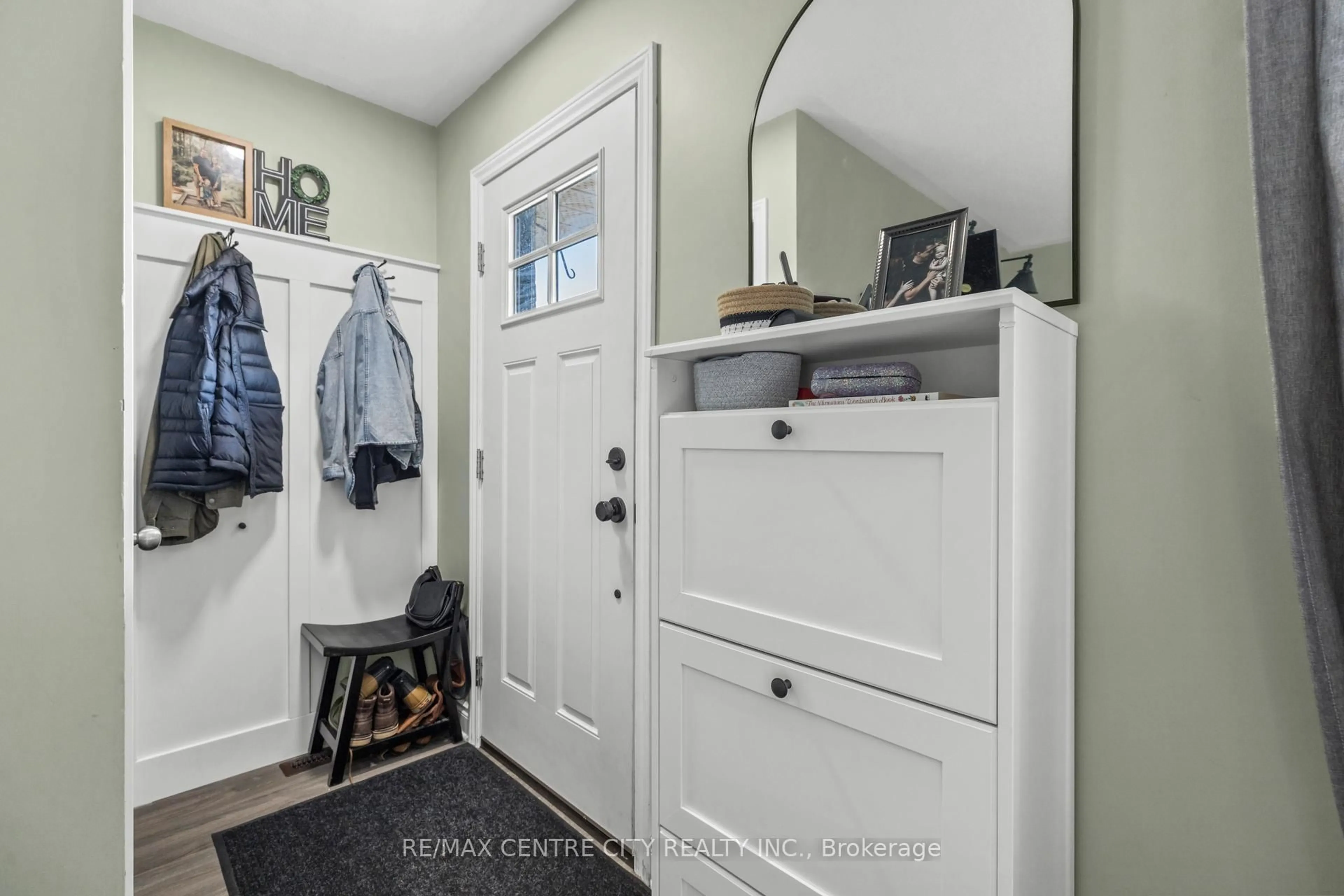 Indoor entryway for 19 Carrie Cres, St. Thomas Ontario N5R 6B9