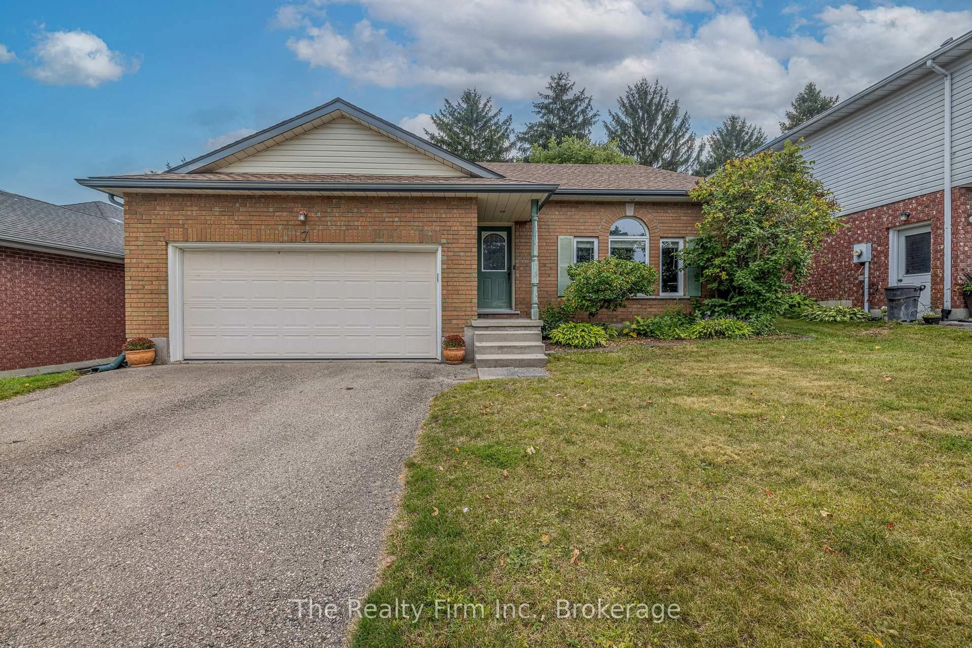 A pic from outside/outdoor area/front of a property/back of a property/a pic from drone, street for 7 Pinehurst Dr, Woodstock Ontario N4S 8V6