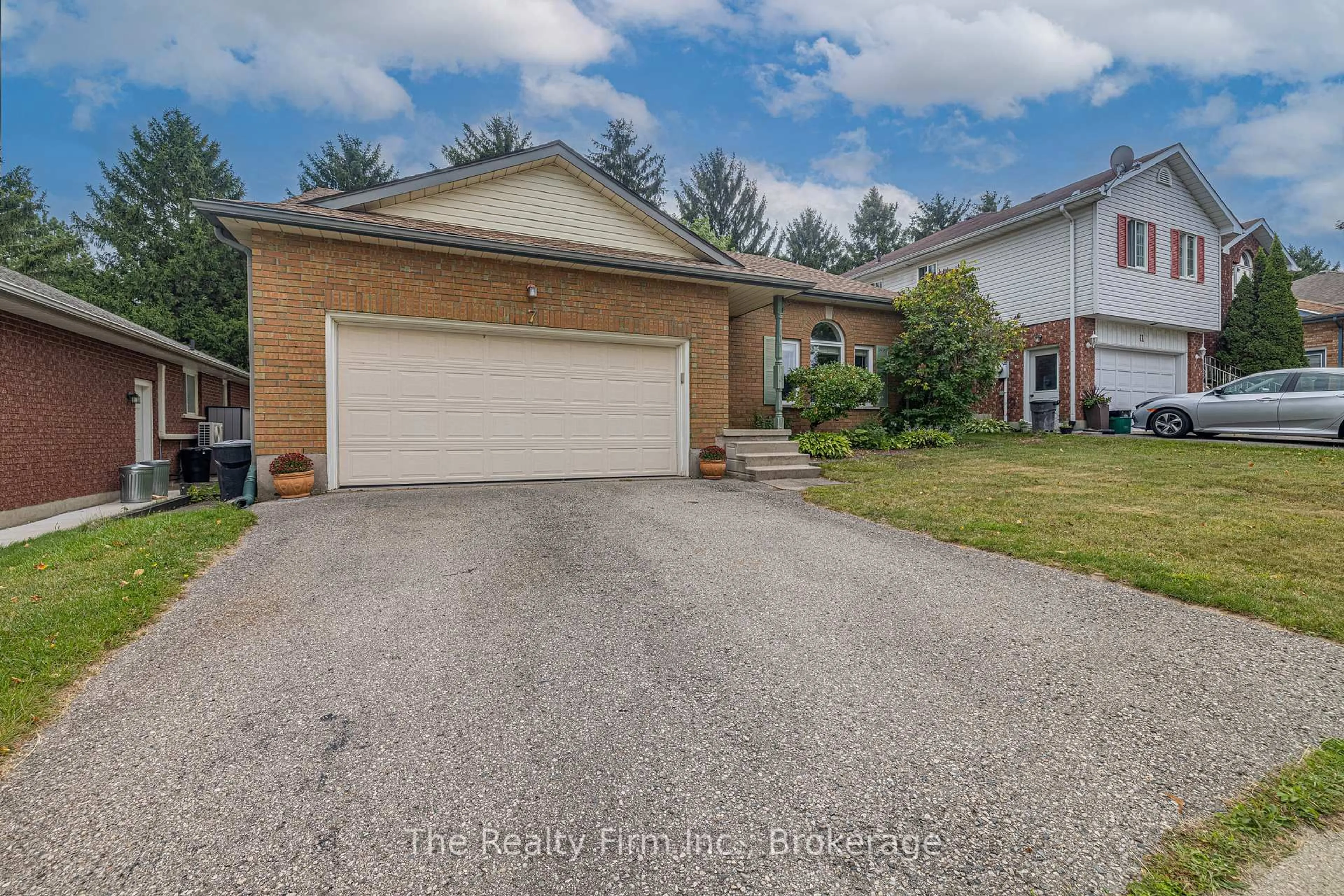 A pic from outside/outdoor area/front of a property/back of a property/a pic from drone, street for 7 Pinehurst Dr, Woodstock Ontario N4S 8V6