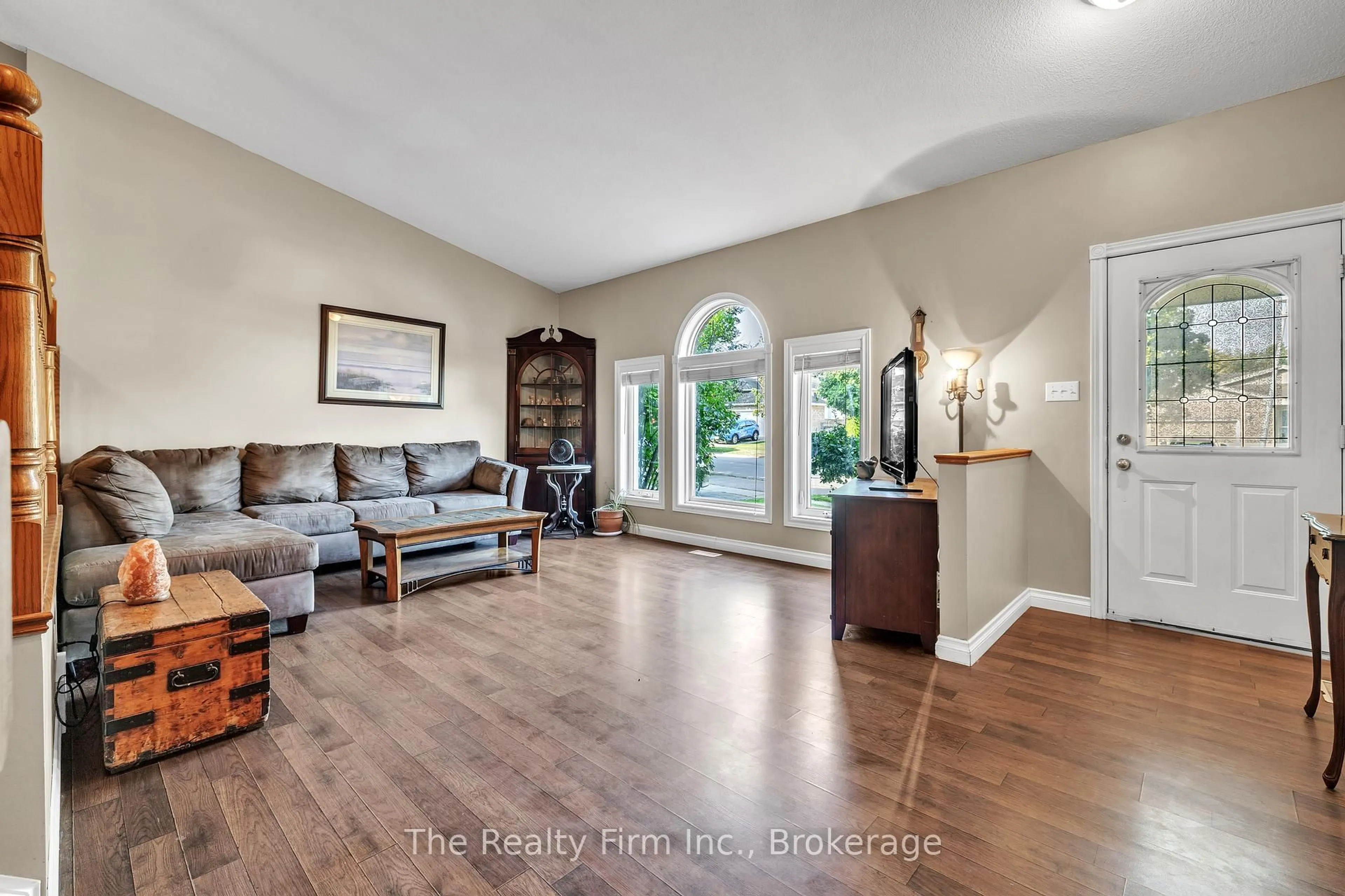 Living room with furniture, unknown for 7 Pinehurst Dr, Woodstock Ontario N4S 8V6
