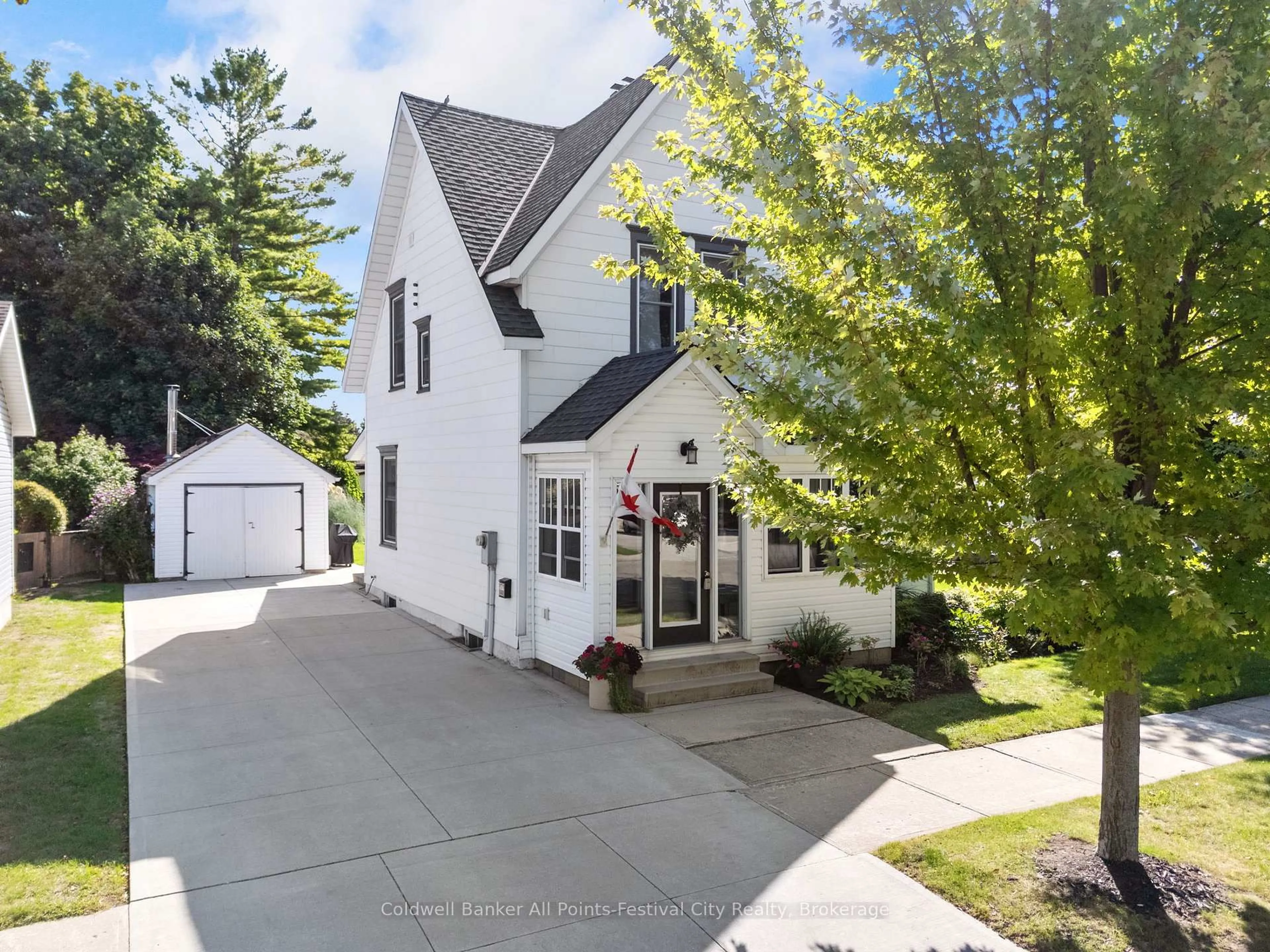 A pic from outside/outdoor area/front of a property/back of a property/a pic from drone, street for 131 Warren St, Goderich Ontario N7A 3W5
