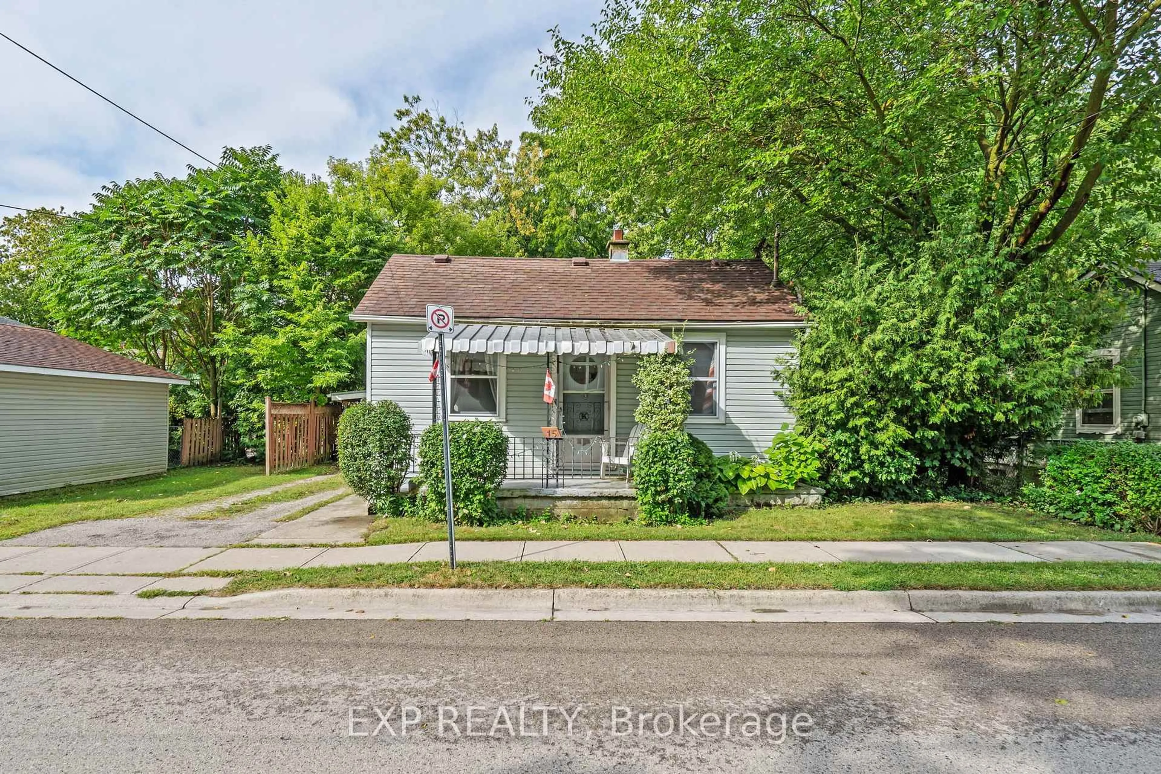 A pic from outside/outdoor area/front of a property/back of a property/a pic from drone, street for 15 Miles St, London East Ontario N5Y 2T7