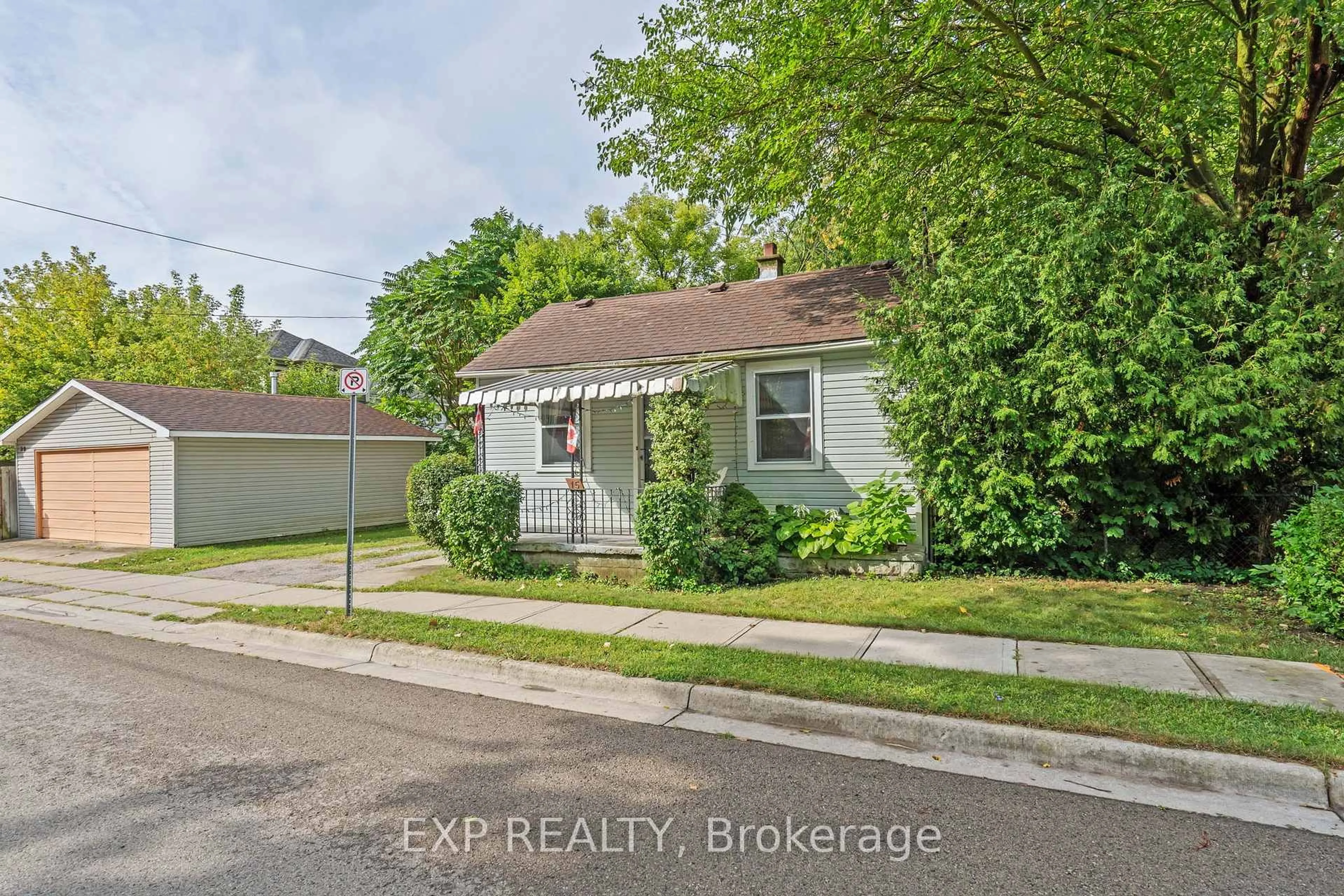 A pic from outside/outdoor area/front of a property/back of a property/a pic from drone, street for 15 Miles St, London East Ontario N5Y 2T7