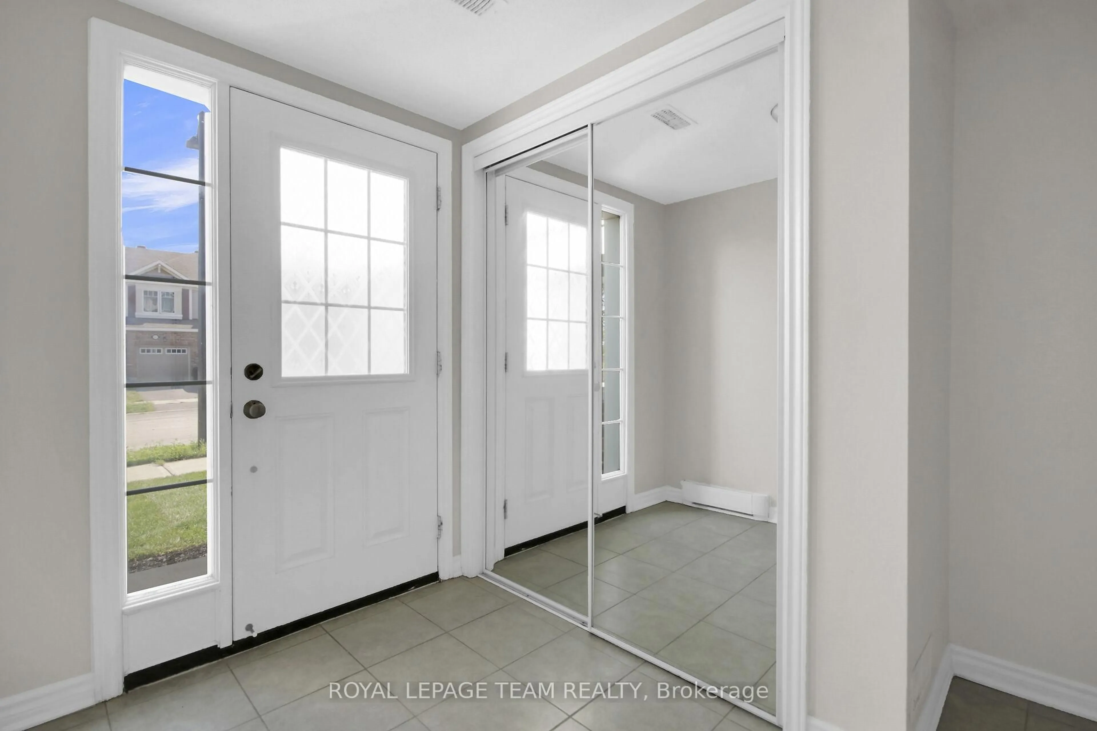 Indoor entryway for 452 Riverboat Hts, Ottawa Ontario K2J 6K1