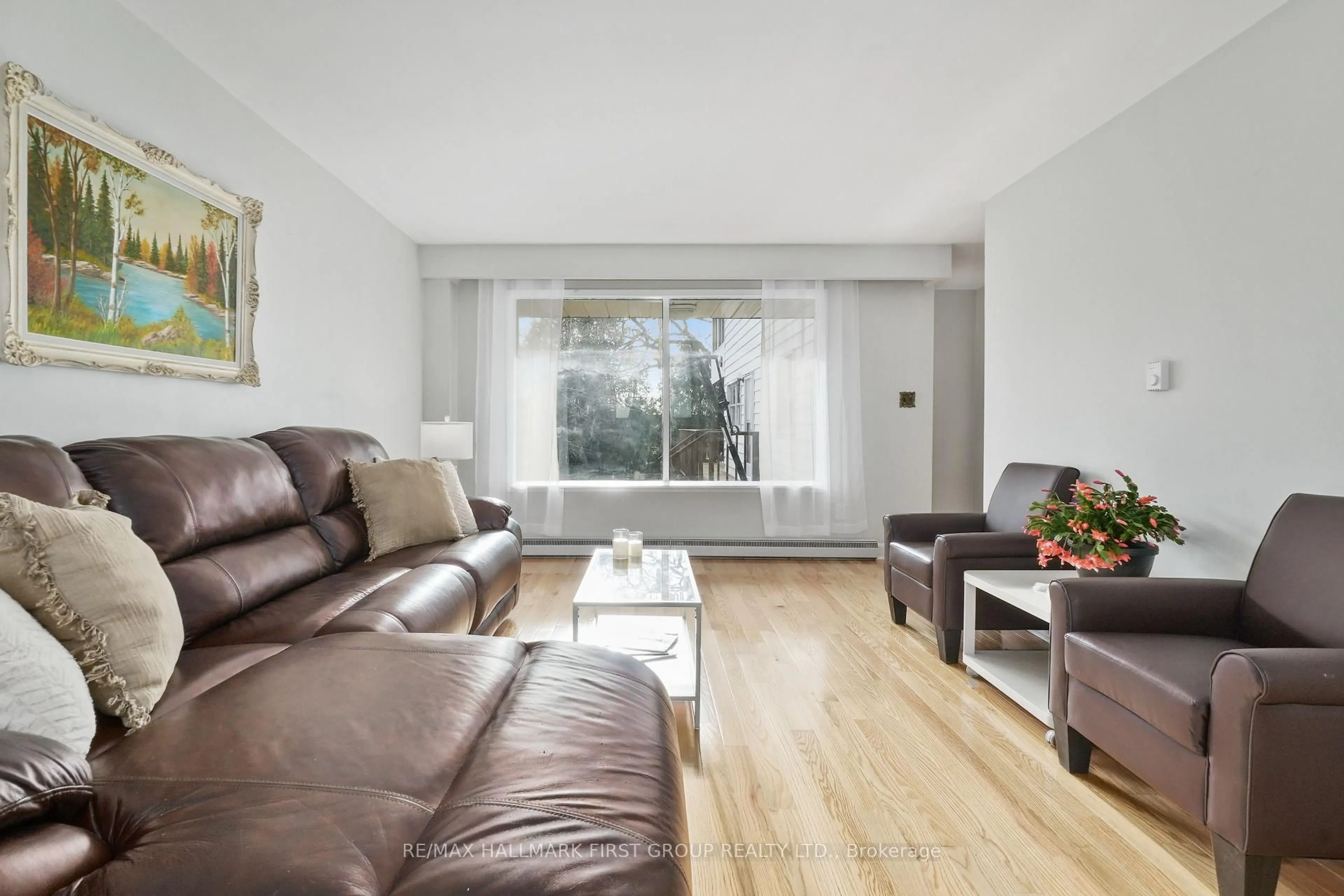 Living room with furniture, wood/laminate floor for 227 Queen St, Cobourg Ontario K9A 1N4