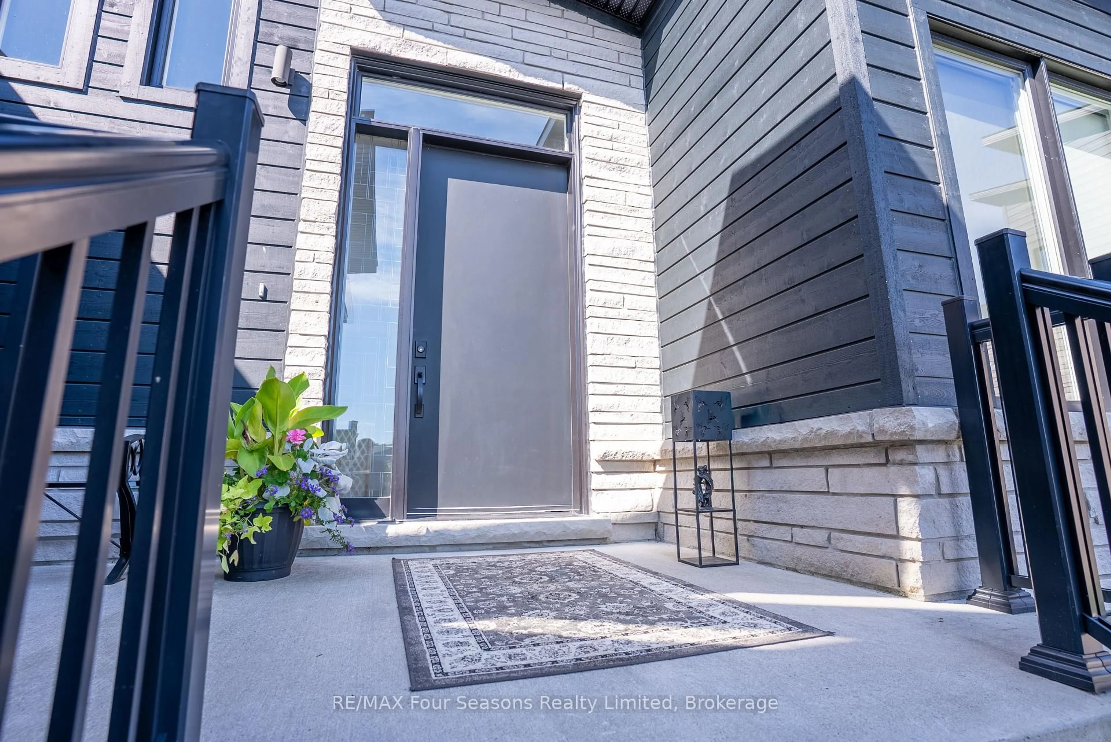 Indoor entryway for 102 Goldie Crt, Blue Mountains Ontario N0H 1J0