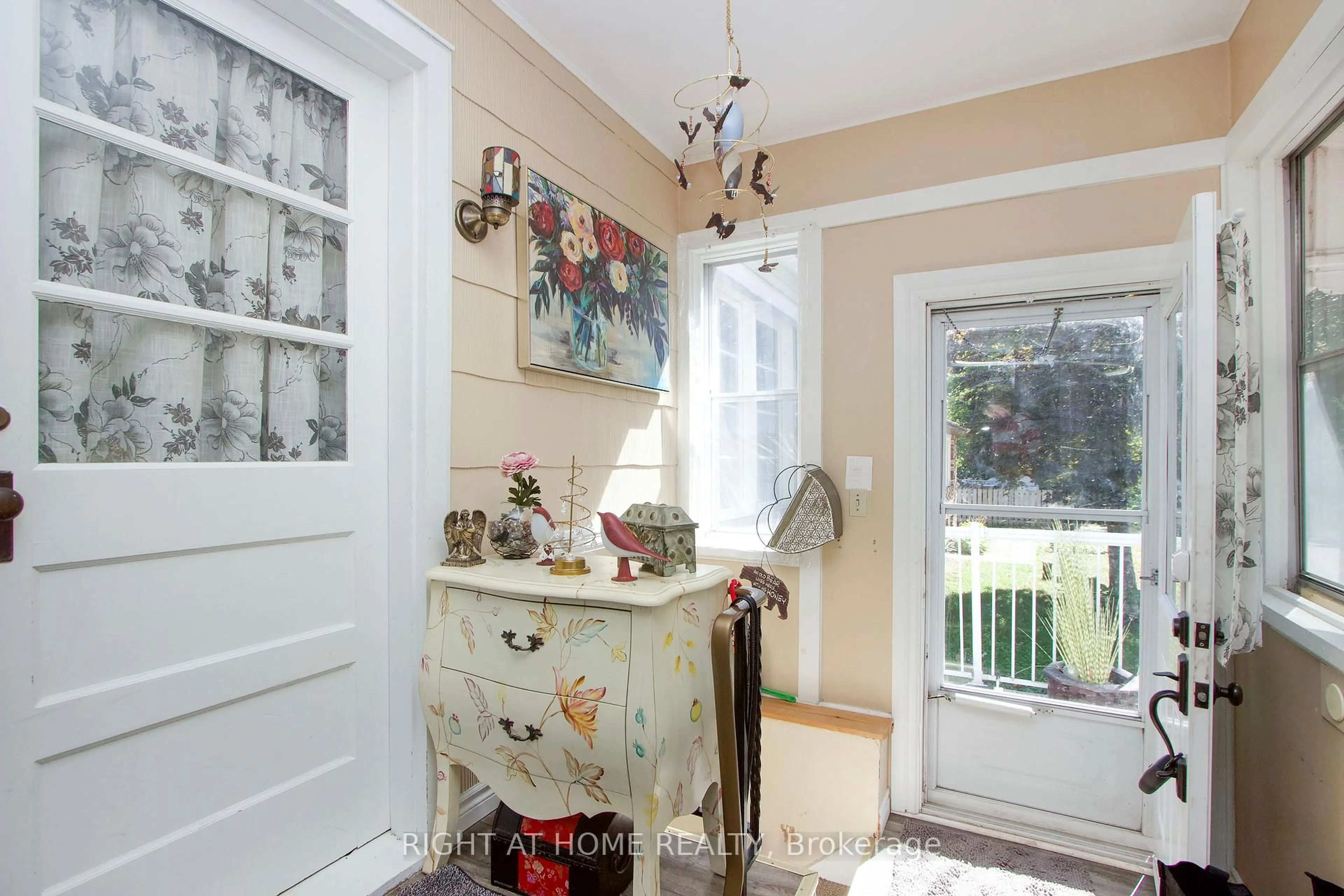 Indoor entryway for 3 DOVER St, Kawartha Lakes Ontario K9V 4R6