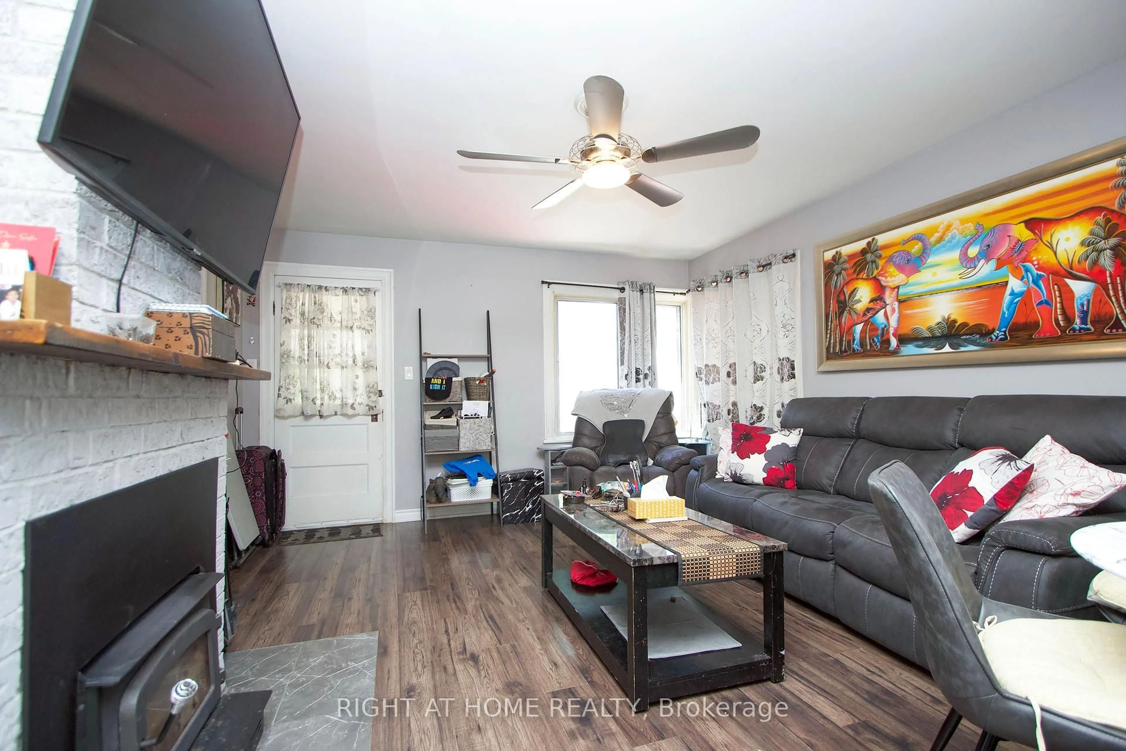 Living room with furniture, wood/laminate floor for 3 DOVER St, Kawartha Lakes Ontario K9V 4R6