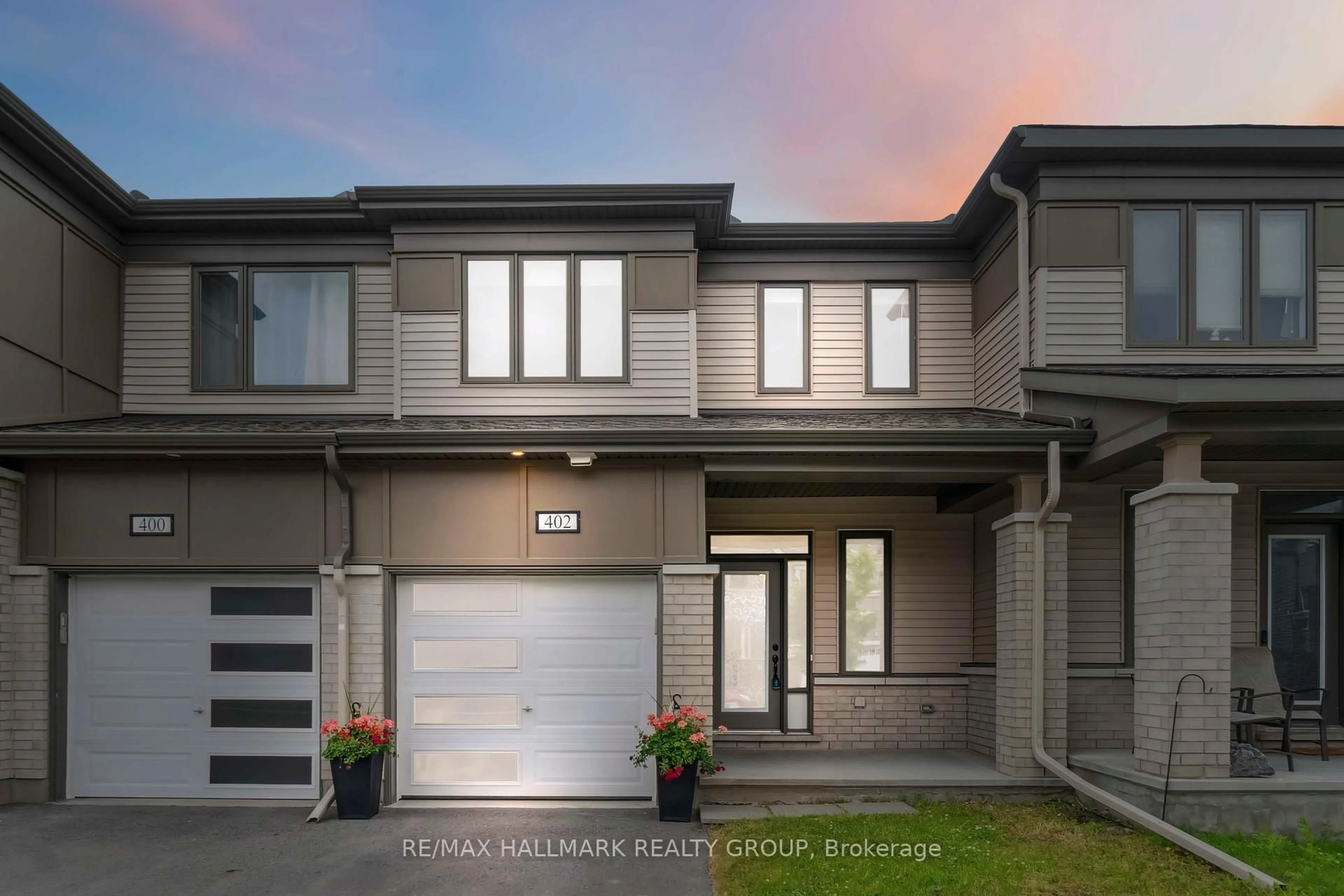 Home with vinyl exterior material, street for 402 Edgevalley Crt, Stittsville Ontario K2S 2R3
