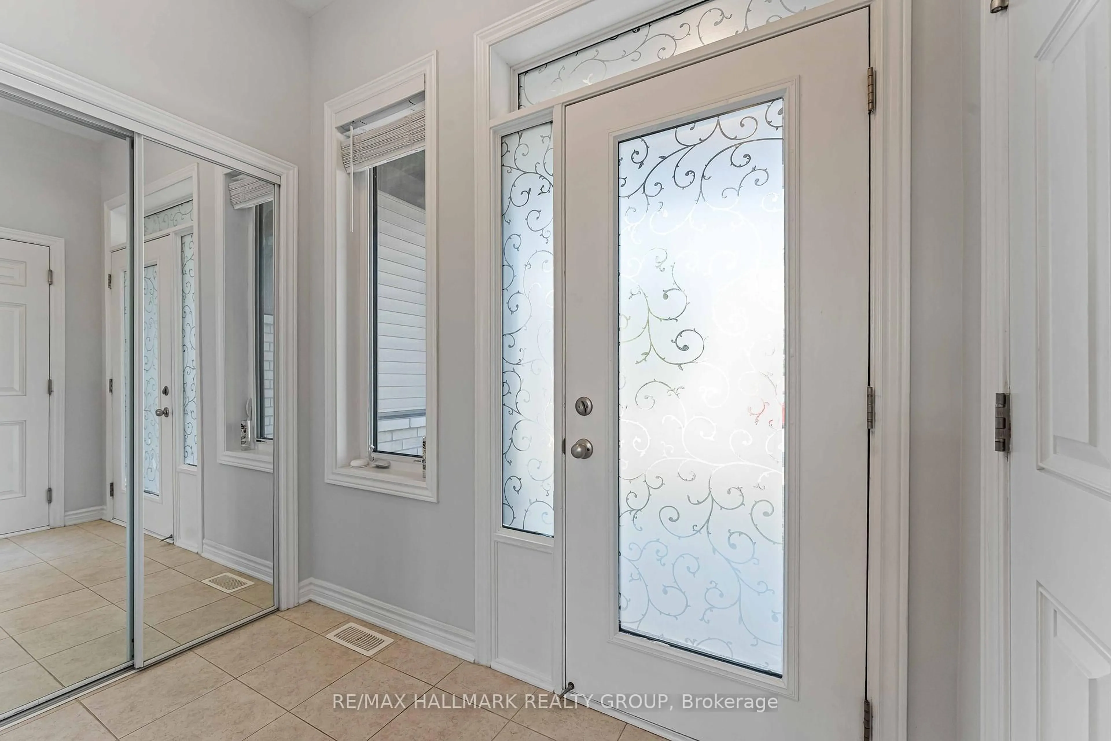 Indoor entryway for 402 Edgevalley Crt, Stittsville Ontario K2S 2R3