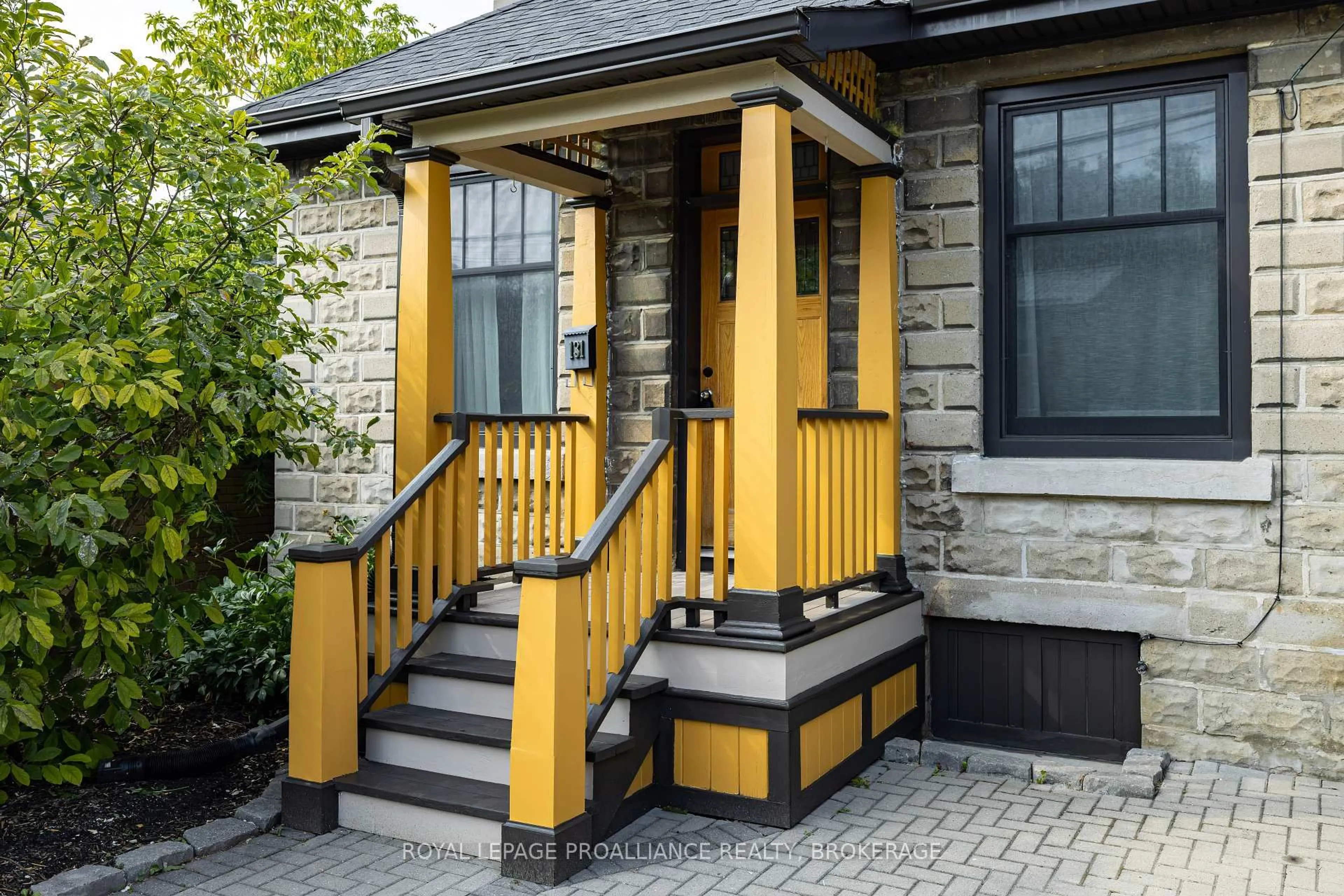 Indoor entryway for 131 Raglan Rd, Kingston Ontario K7K 1L1