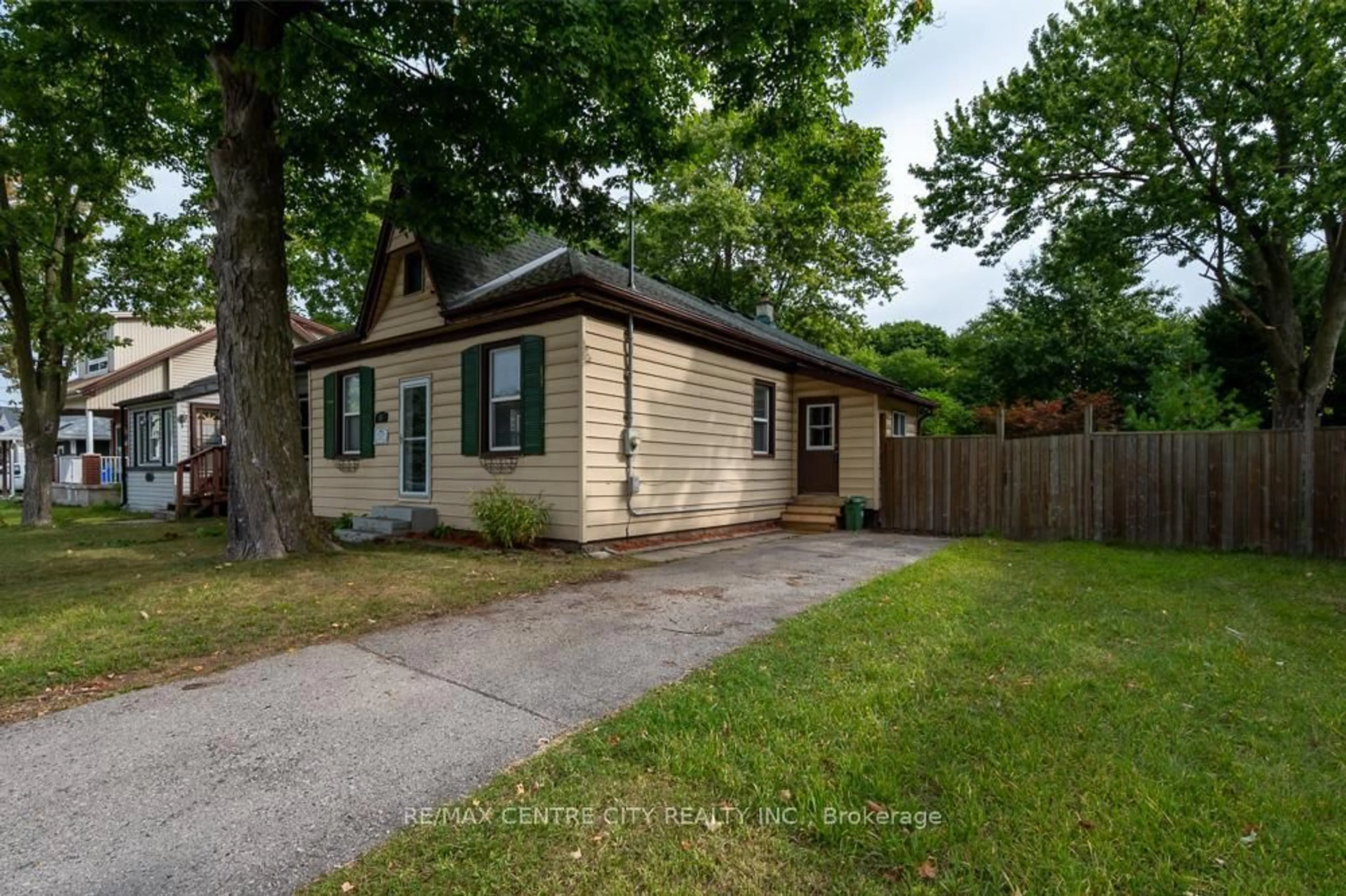 Unknown for 98 Oak St, London East Ontario N5Z 2H6