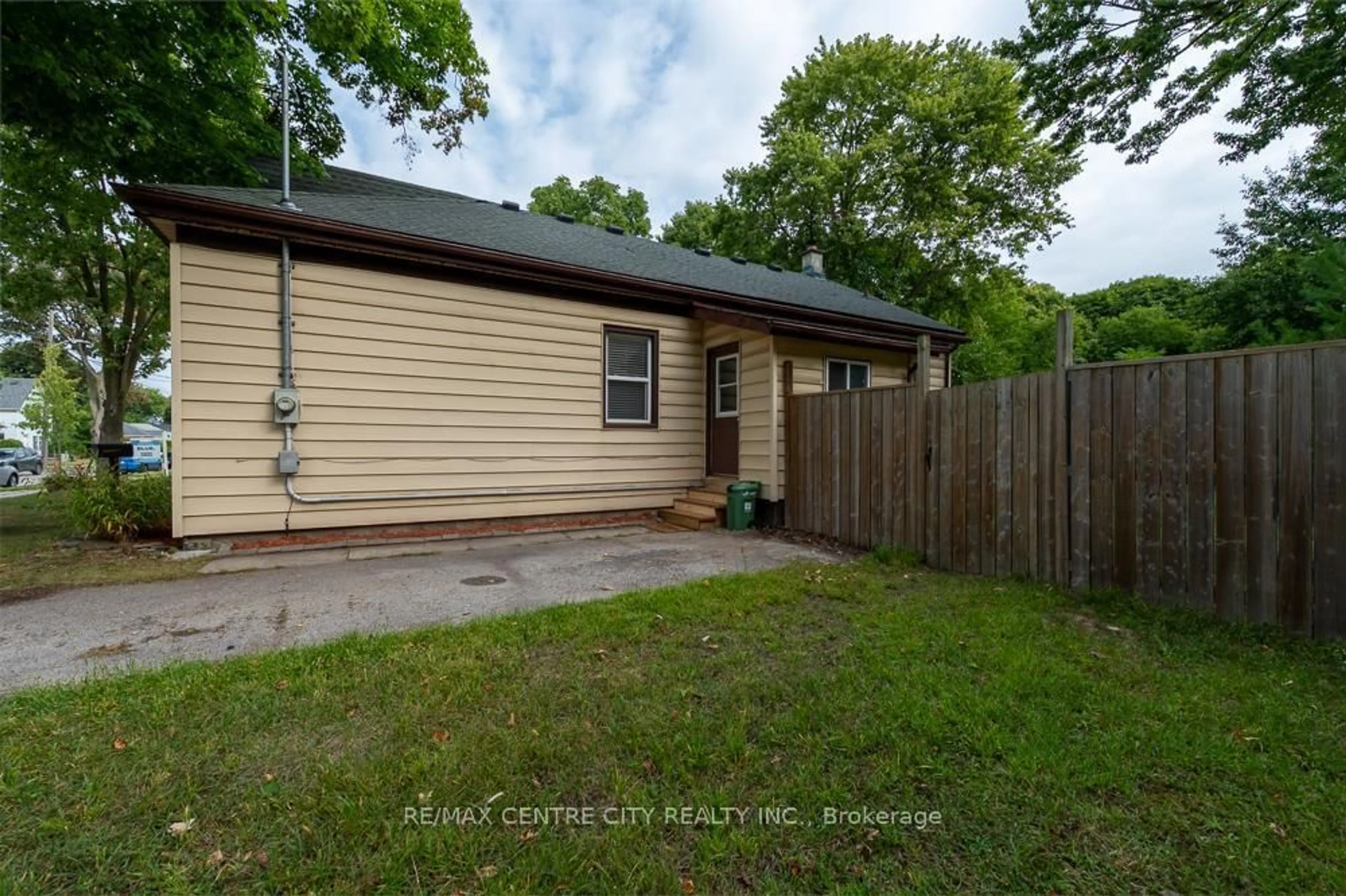A pic from outside/outdoor area/front of a property/back of a property/a pic from drone, street for 98 Oak St, London East Ontario N5Z 2H6
