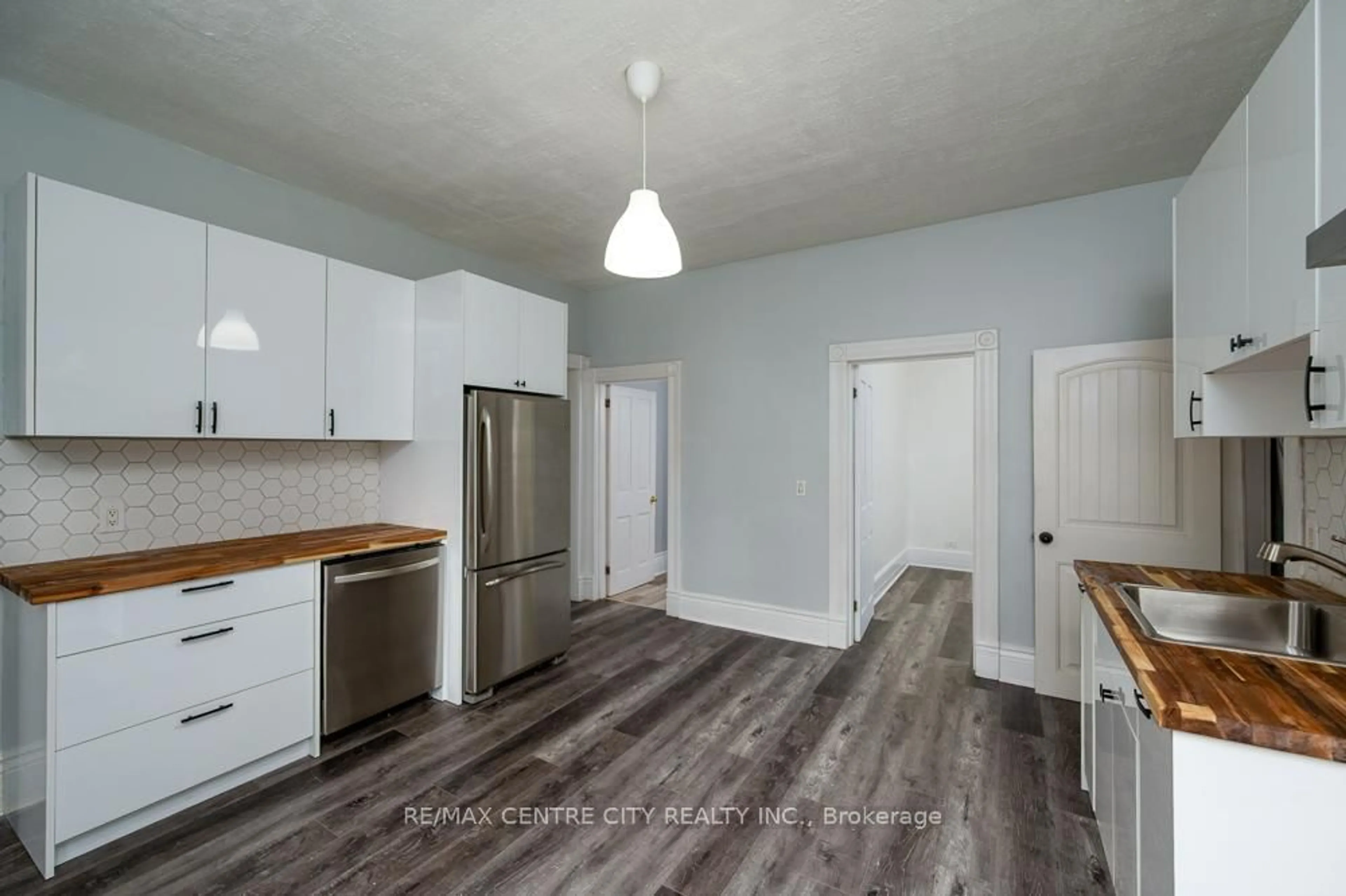 Open concept kitchen, wood/laminate floor for 98 Oak St, London East Ontario N5Z 2H6