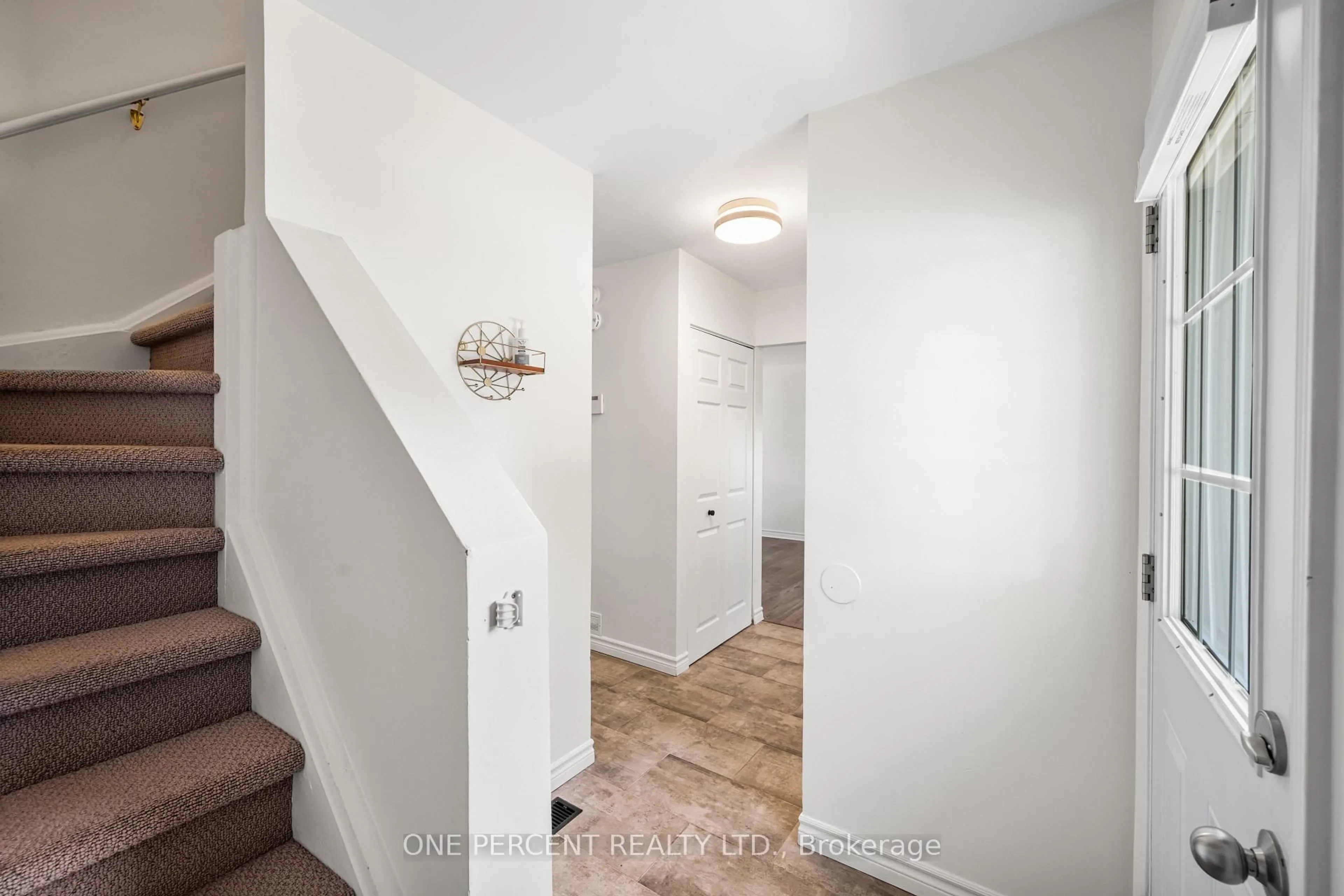 Indoor entryway for 16 Shouldice Cres, Ottawa Ontario K2L 1M9