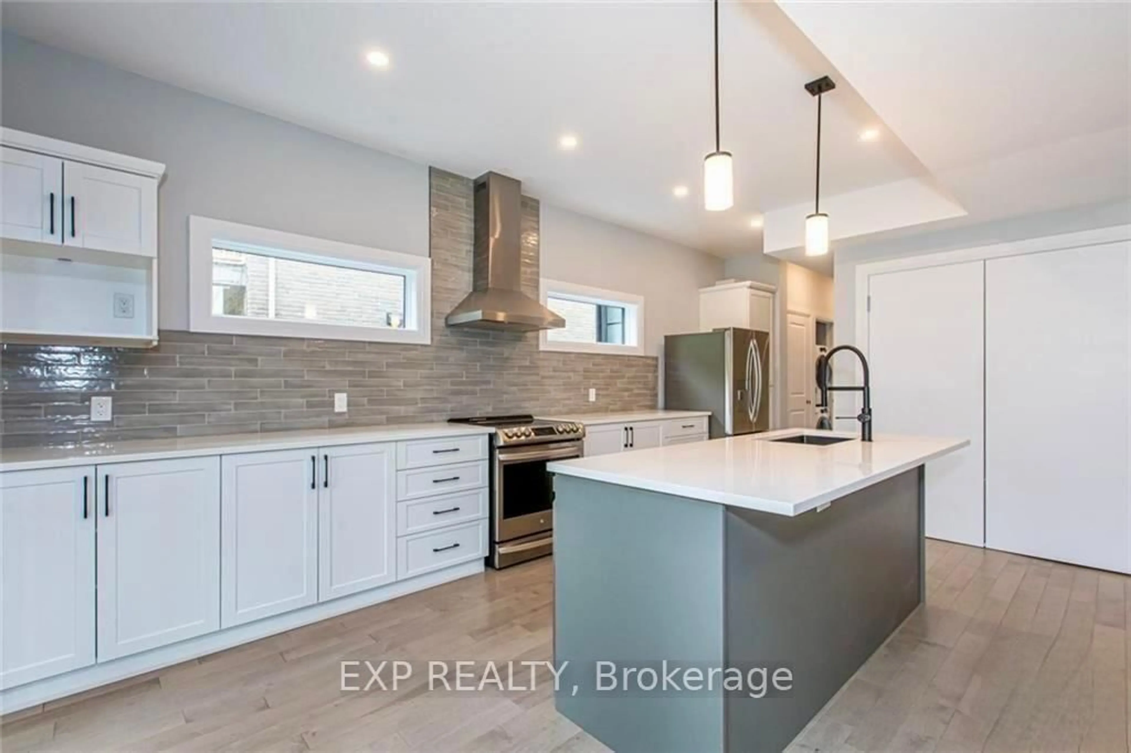 Open concept kitchen, ceramic/tile floor for 196 POWELL Ave, Ottawa Ontario K1S 2A5