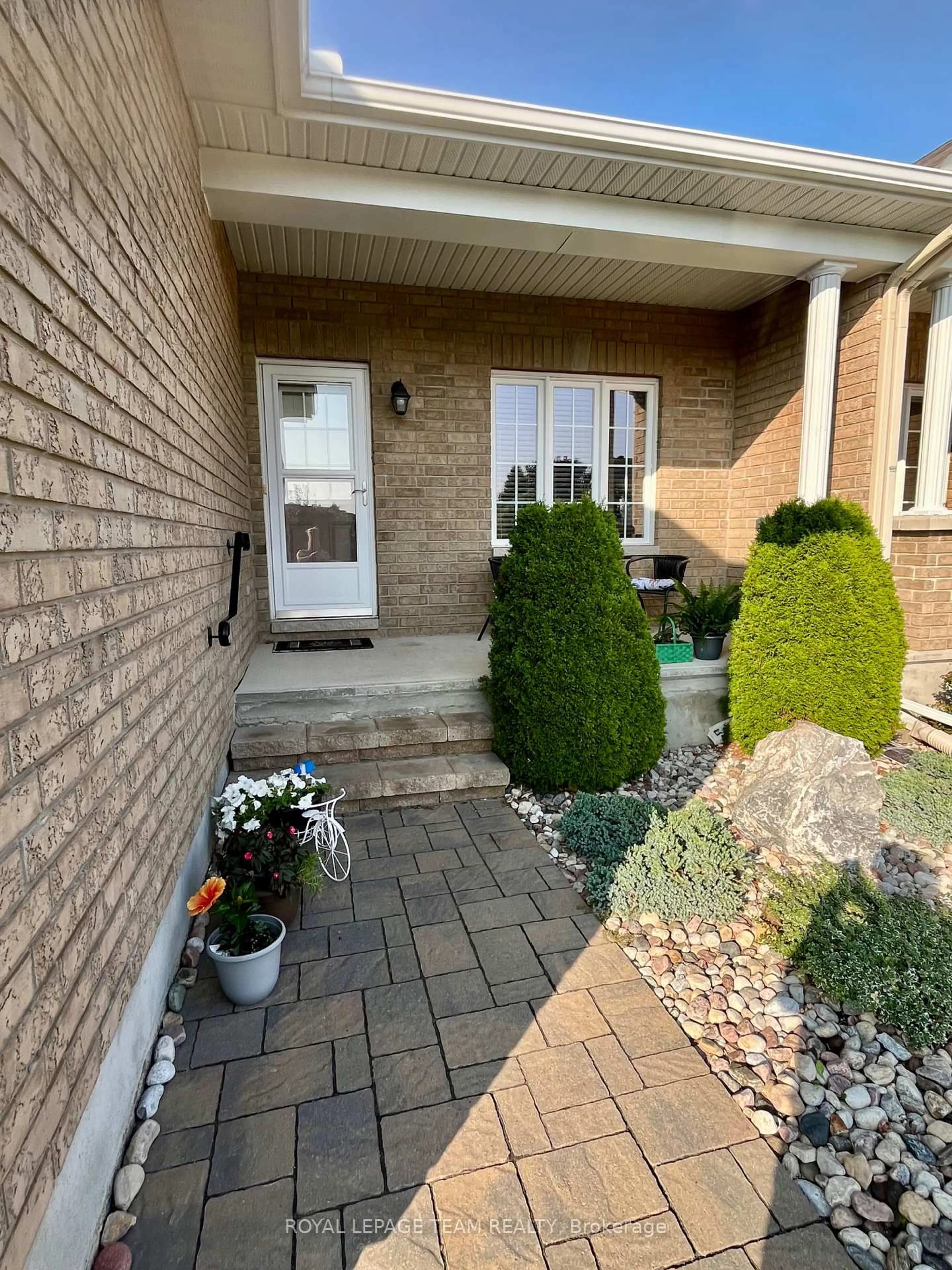 Indoor entryway for 20 Moe Robillard St, Arnprior Ontario K7S 3X8