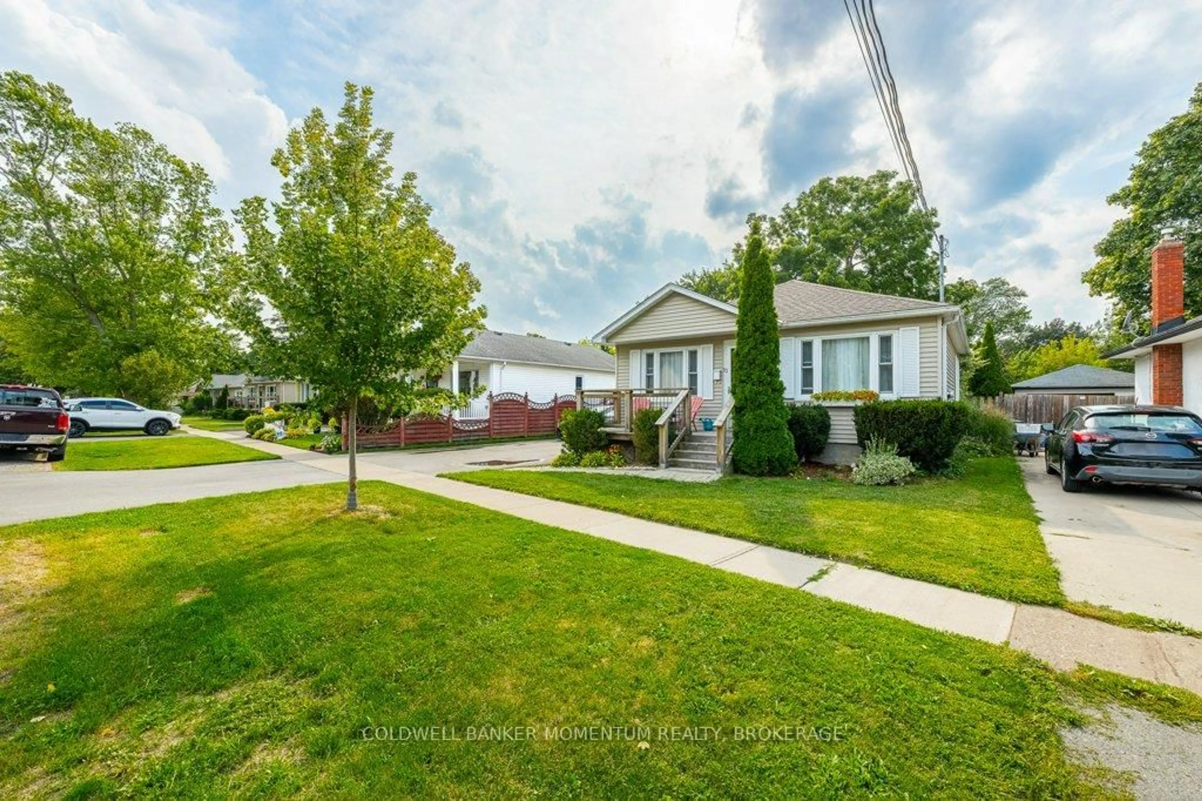 A pic from outside/outdoor area/front of a property/back of a property/a pic from drone, street for 13 Duncan Dr, St. Catharines Ontario L2N 3N8