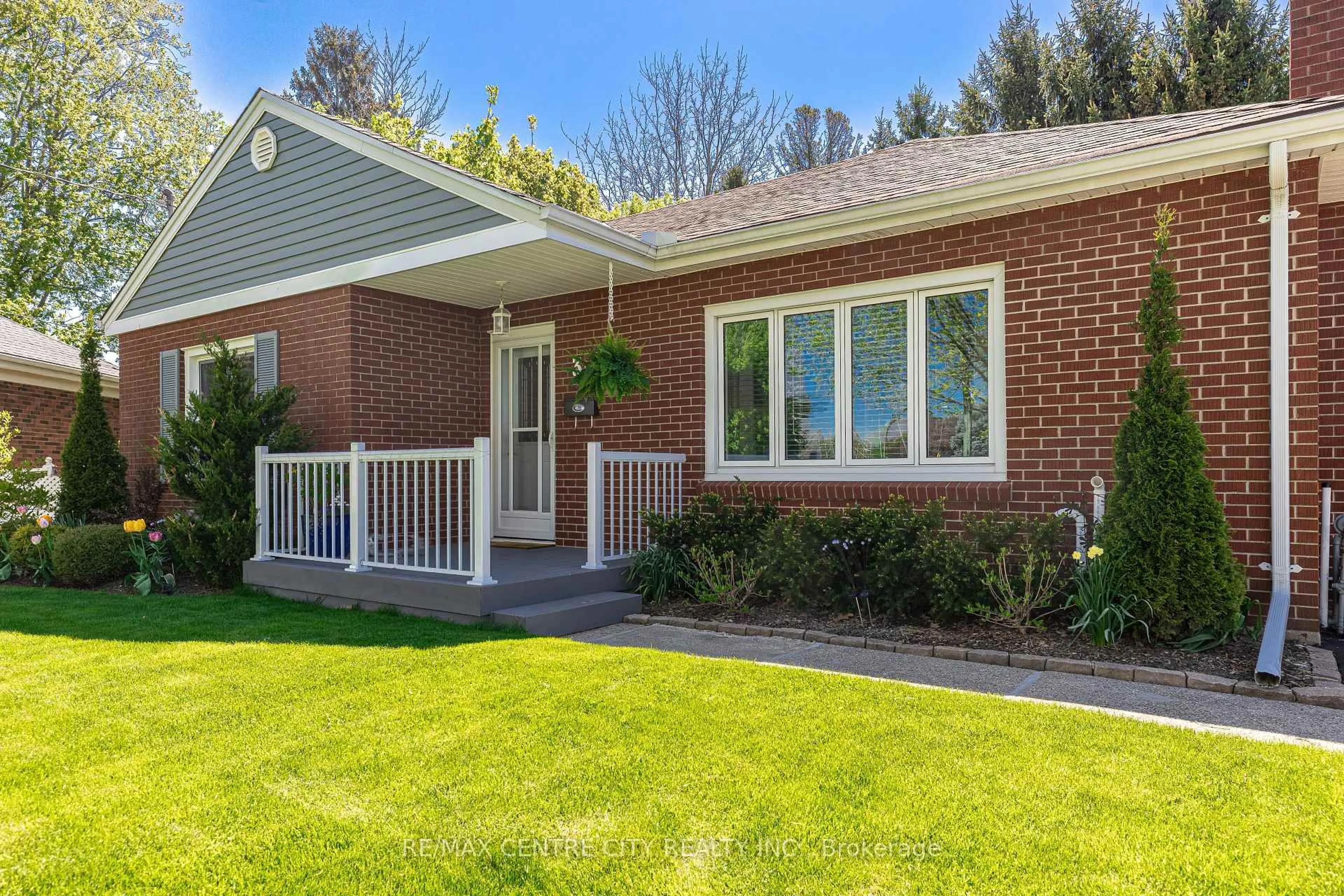 Home with brick exterior material, street for 32 Dieppe Dr, St. Thomas Ontario N5R 4G7