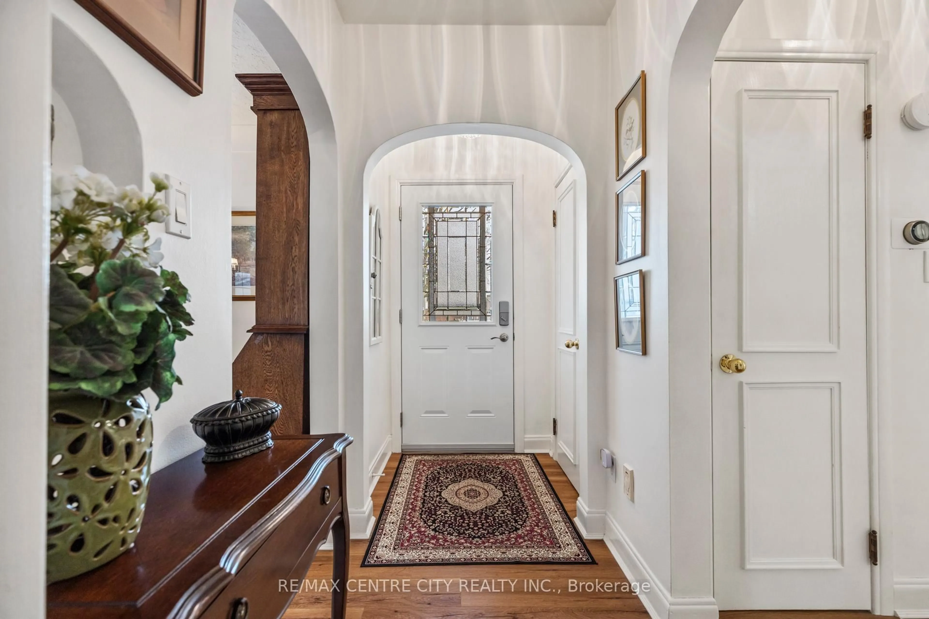Indoor entryway for 32 Dieppe Dr, St. Thomas Ontario N5R 4G7
