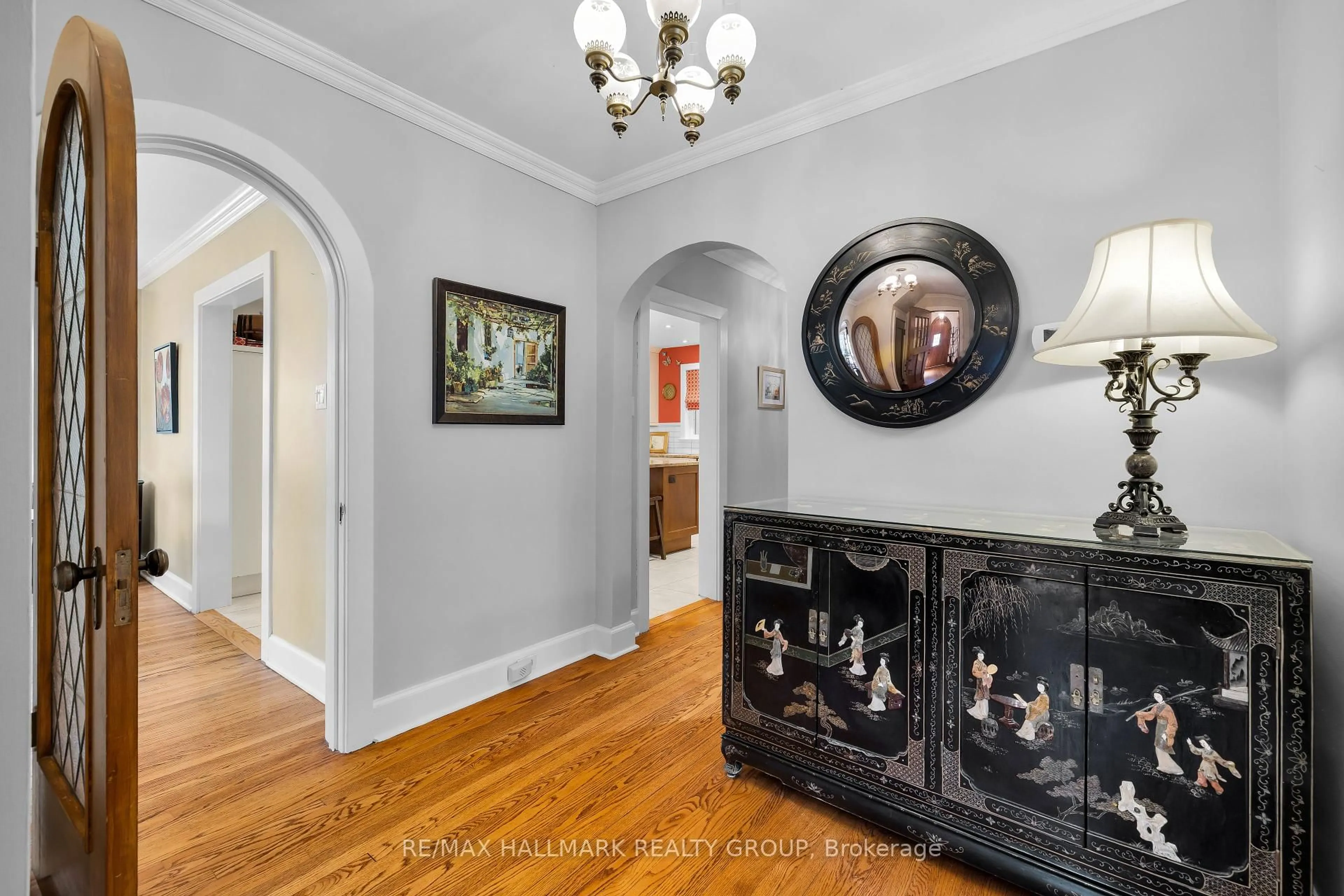 Indoor entryway for 1 Iona St, Ottawa Ontario K1Y 3L6