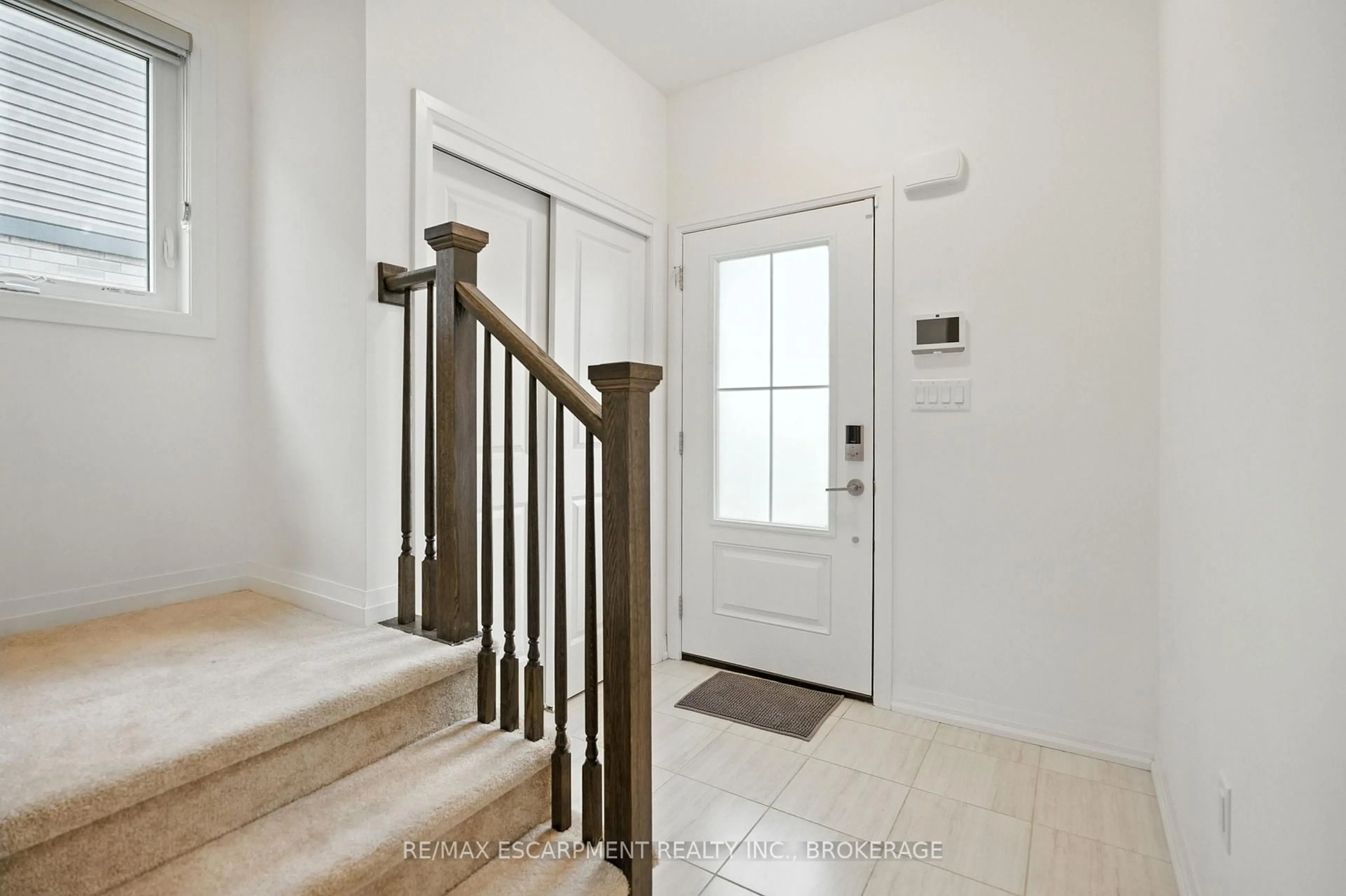 Indoor entryway for 25 Saffron Way, Pelham Ontario L0S 1E1