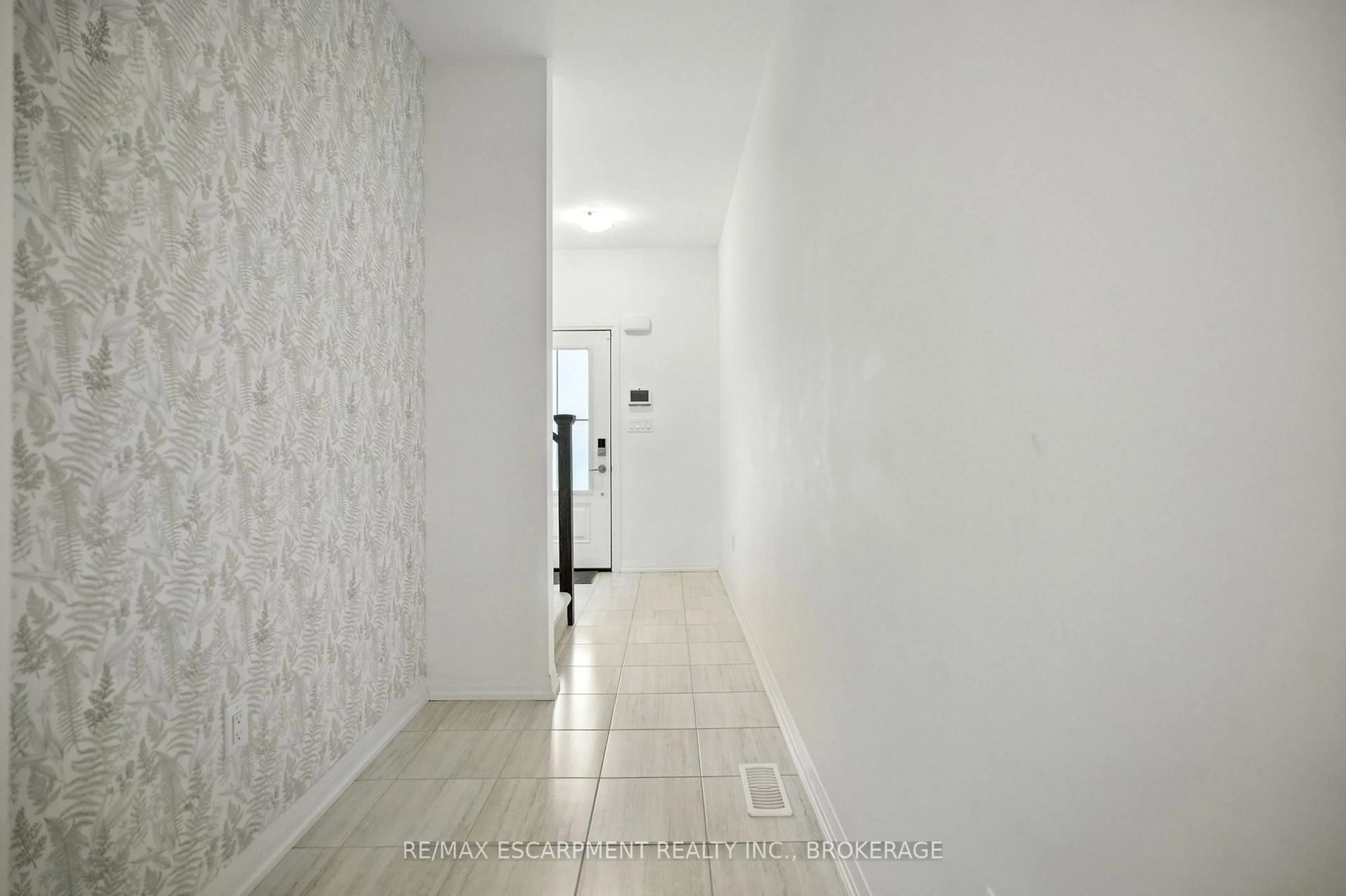 Indoor foyer for 25 Saffron Way, Pelham Ontario L0S 1E1