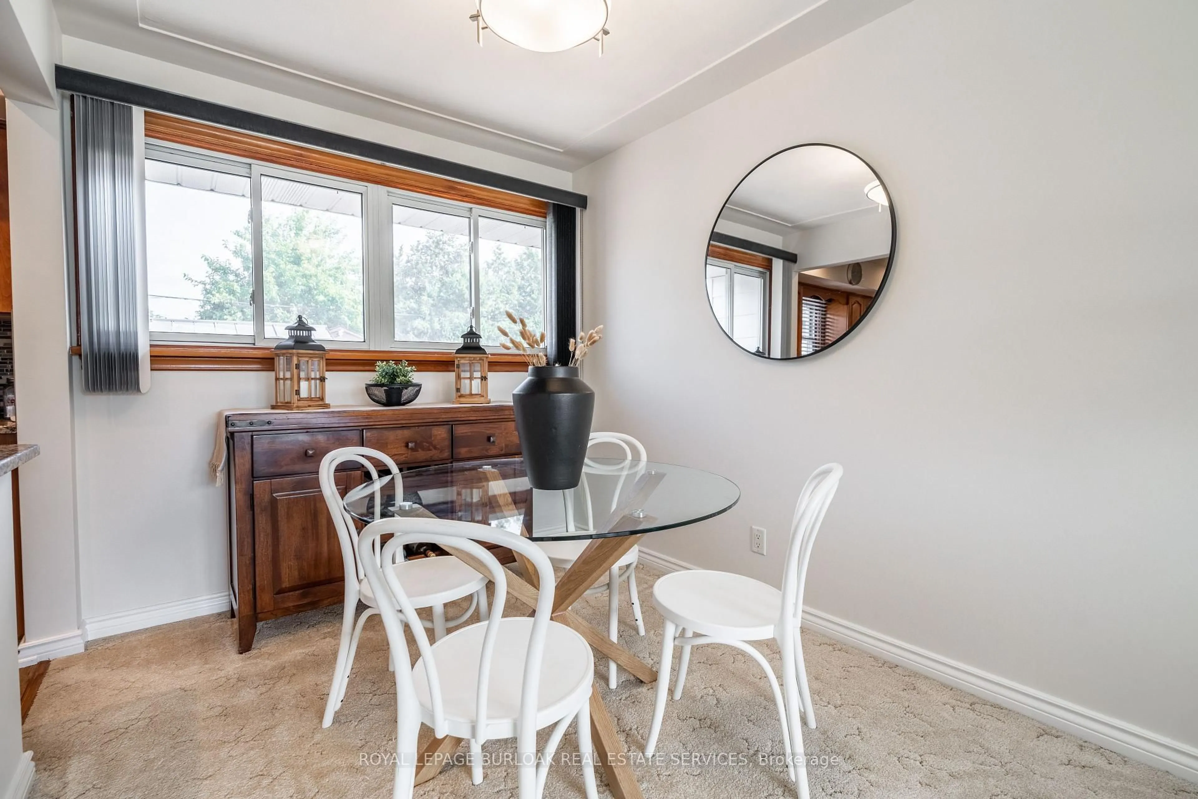 Dining room, wood/laminate floor for 7 Kenwood Cres, Hamilton Ontario L8T 1W3