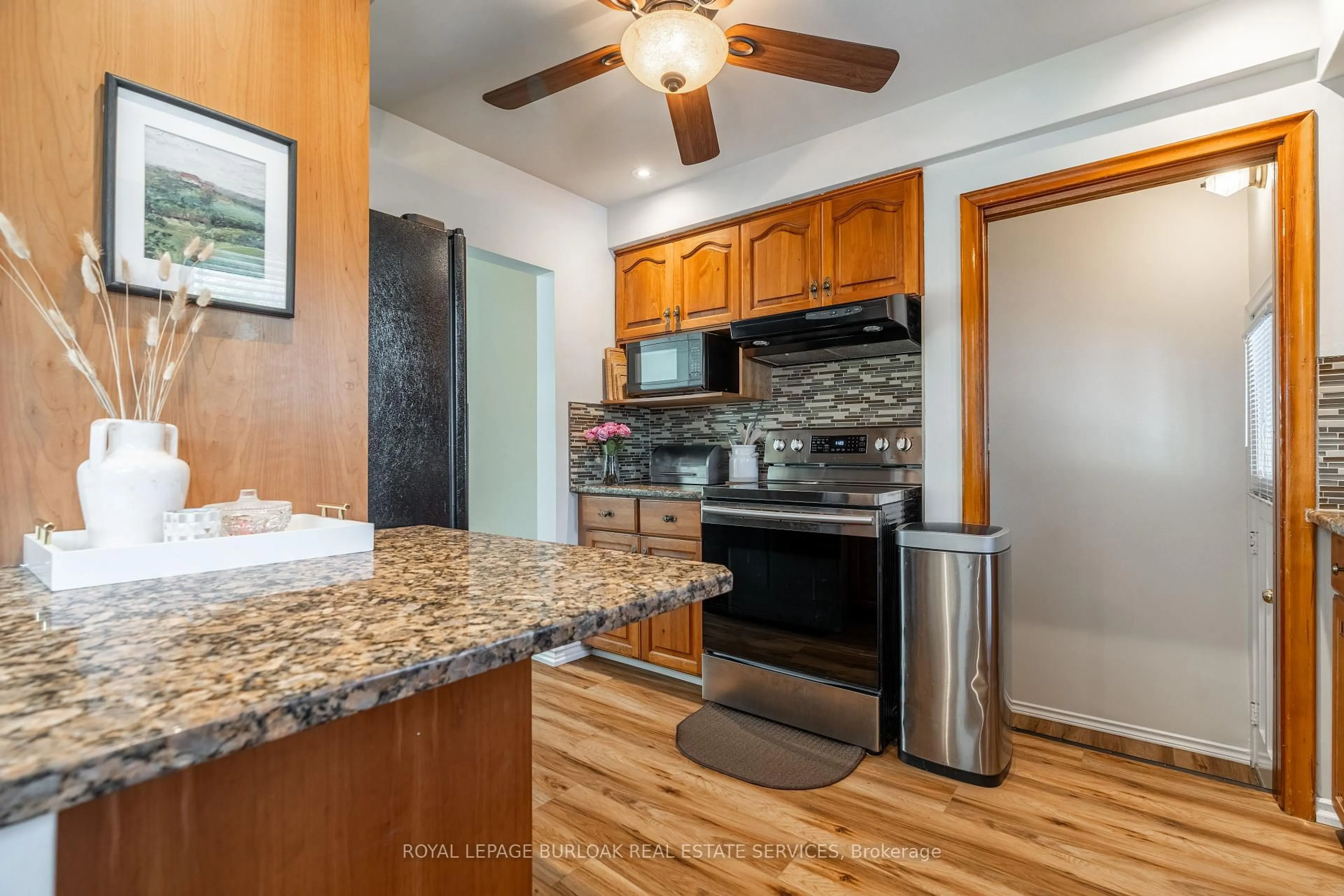 Standard kitchen, unknown for 7 Kenwood Cres, Hamilton Ontario L8T 1W3