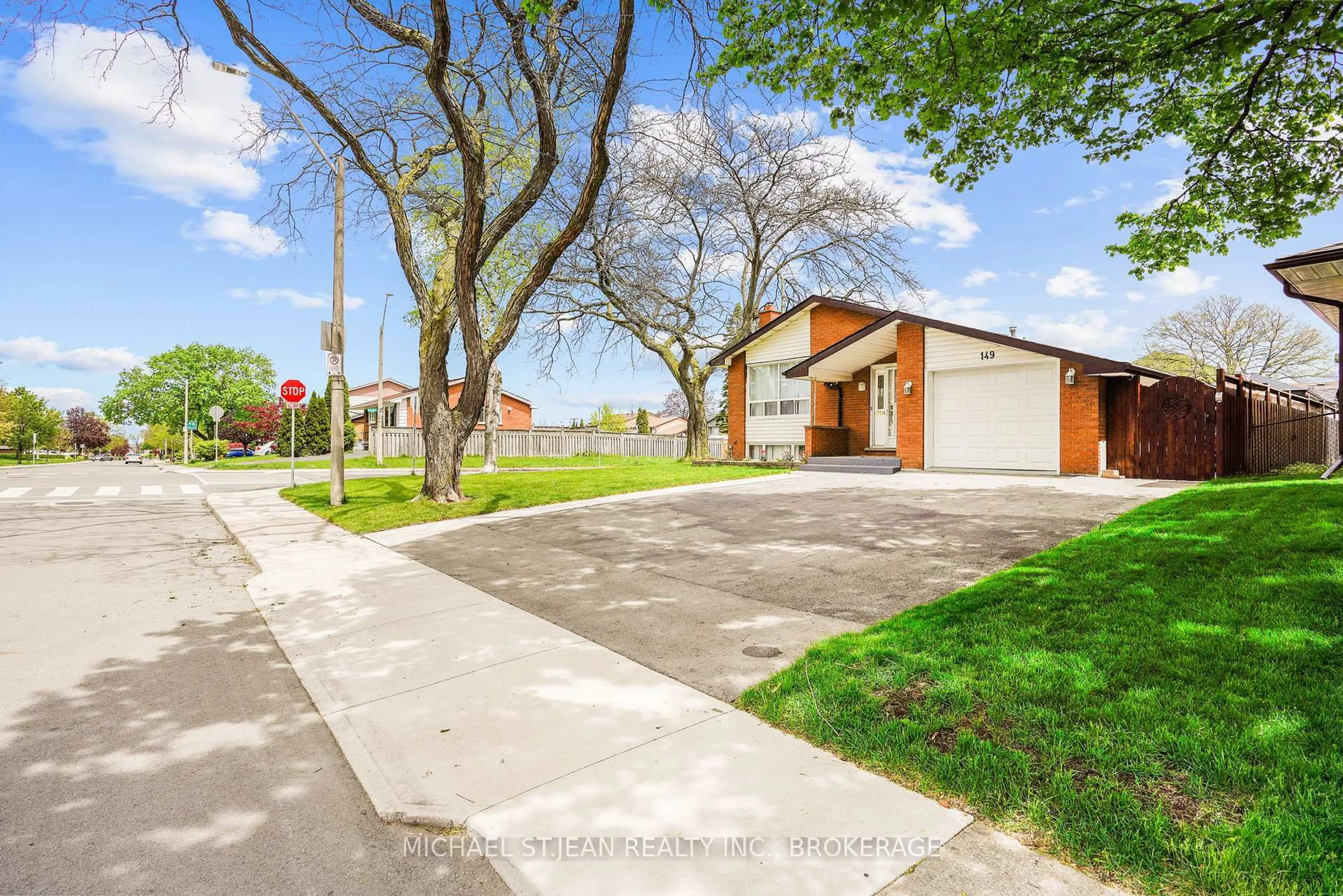 A pic from outside/outdoor area/front of a property/back of a property/a pic from drone, street for 149 Greenford Dr, Hamilton Ontario L8G 2G9
