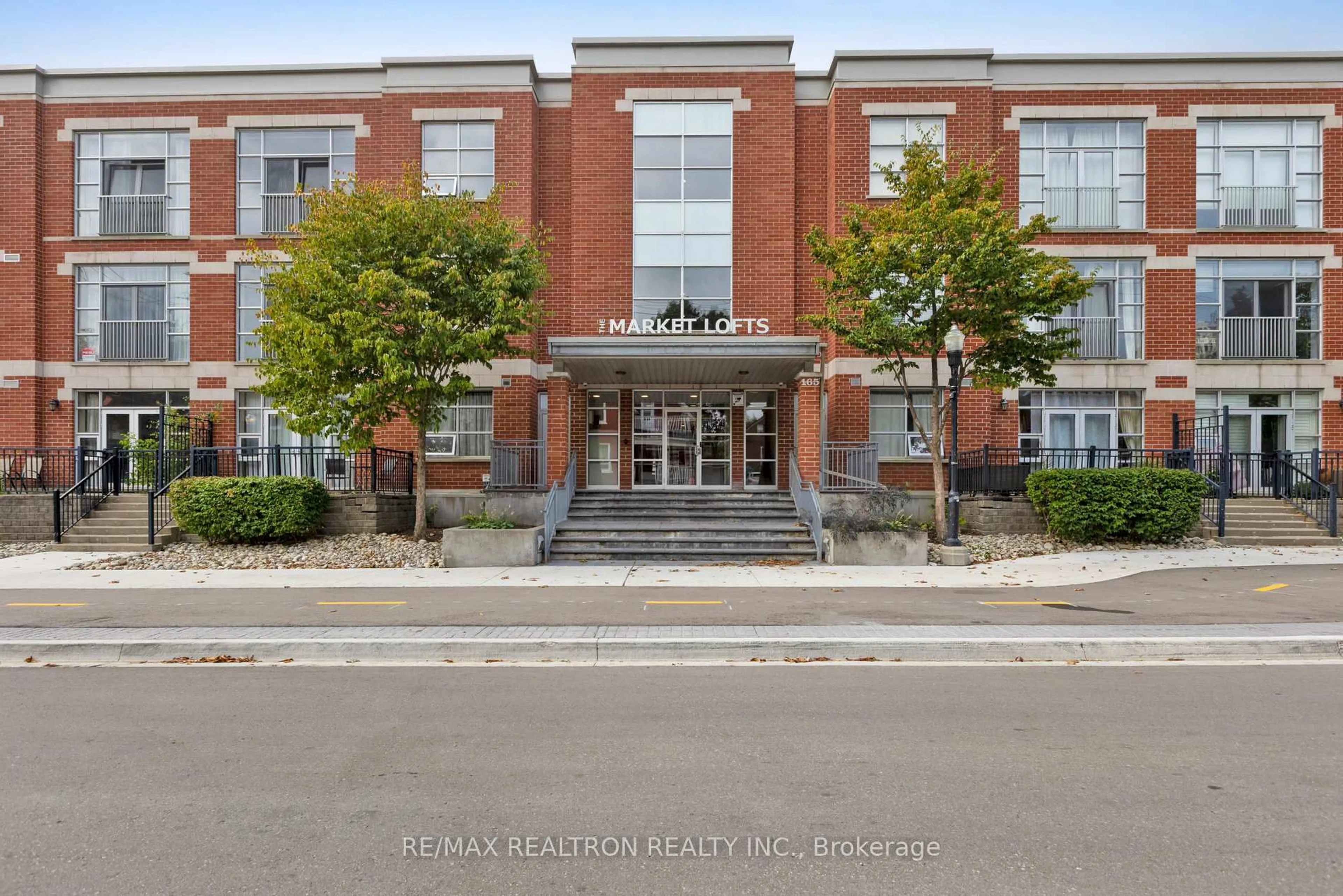 Indoor foyer for 165 Duke St #111, Kitchener Ontario N2H 6T8