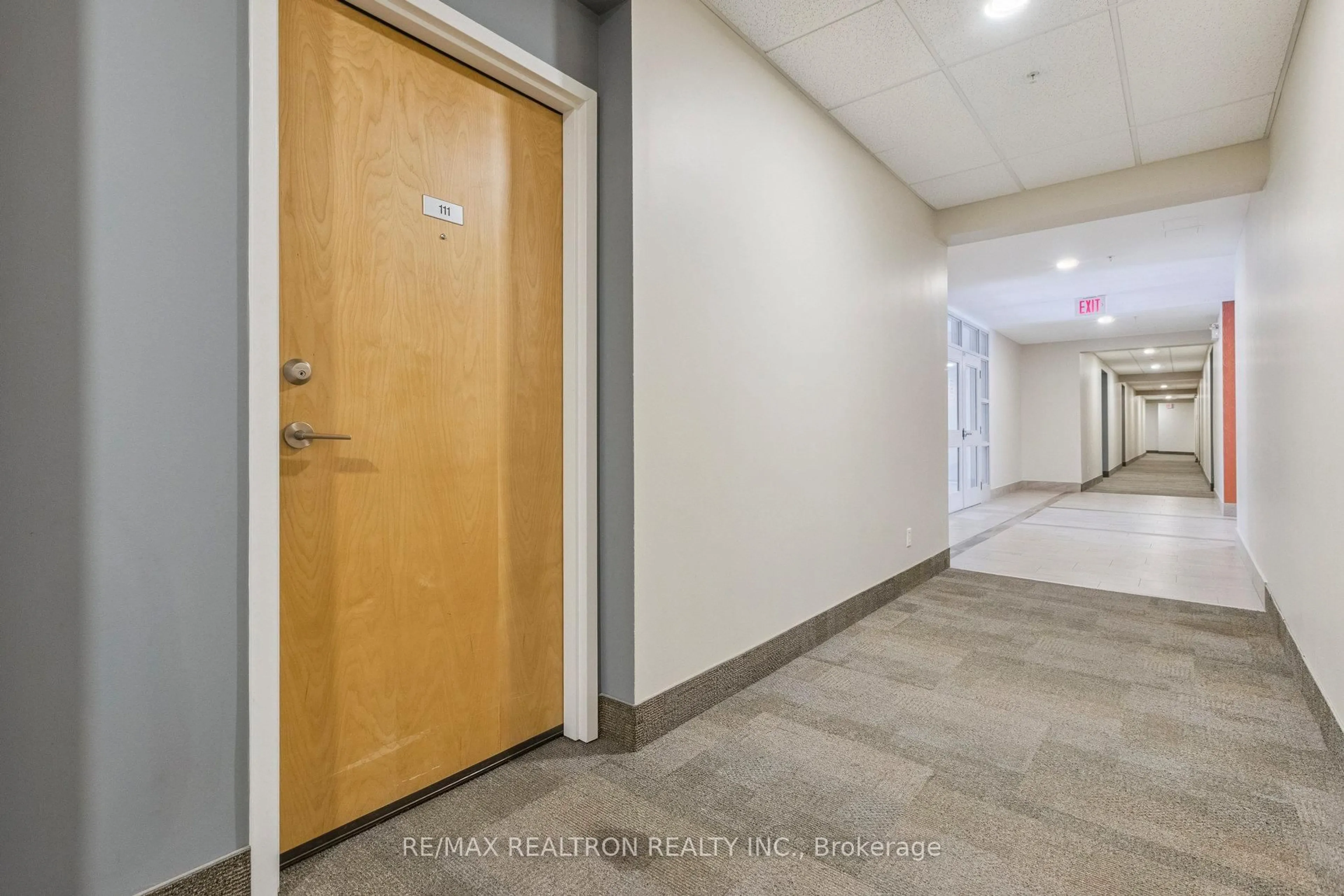Indoor foyer for 165 Duke St #111, Kitchener Ontario N2H 6T8