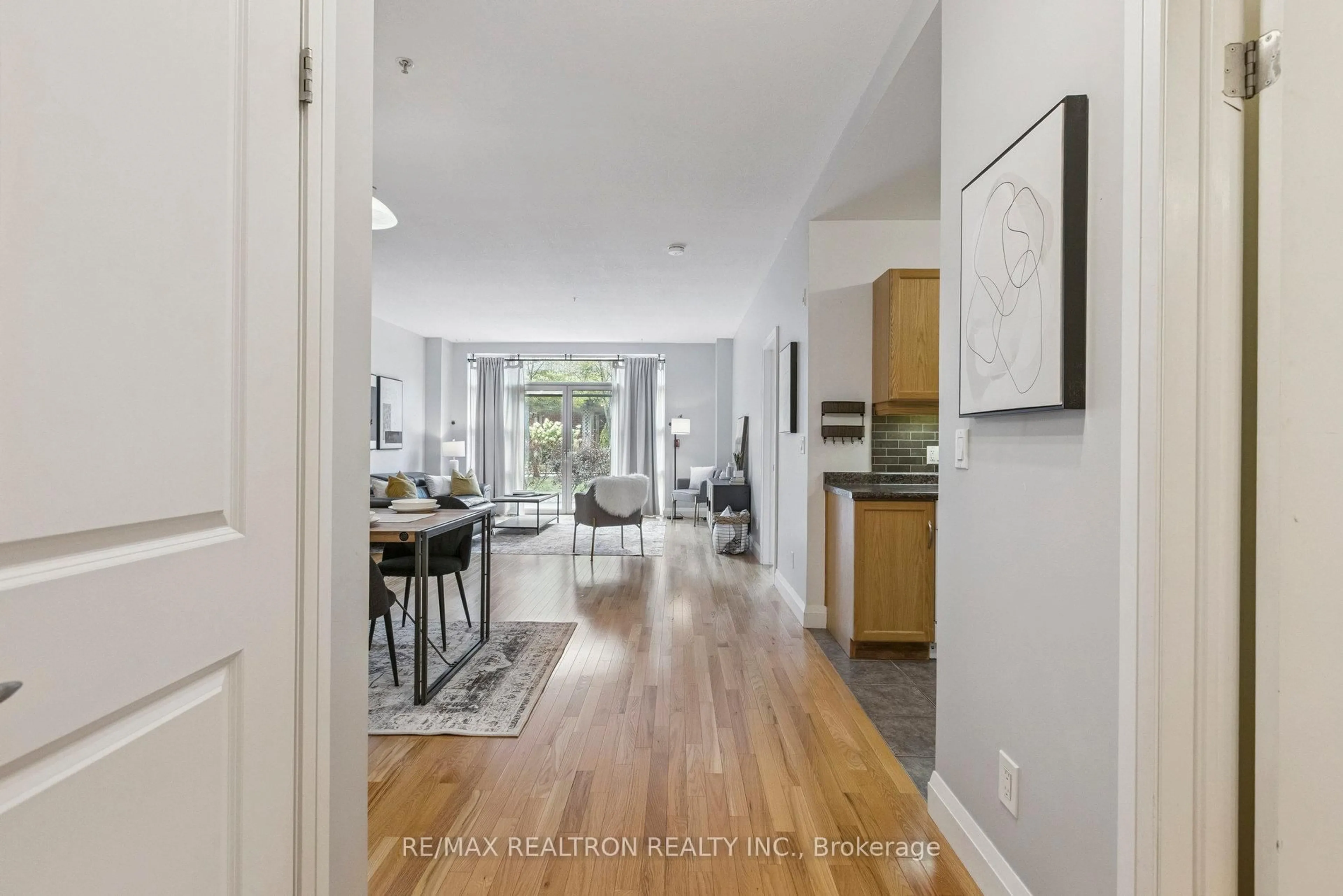 Indoor entryway for 165 Duke St #111, Kitchener Ontario N2H 6T8