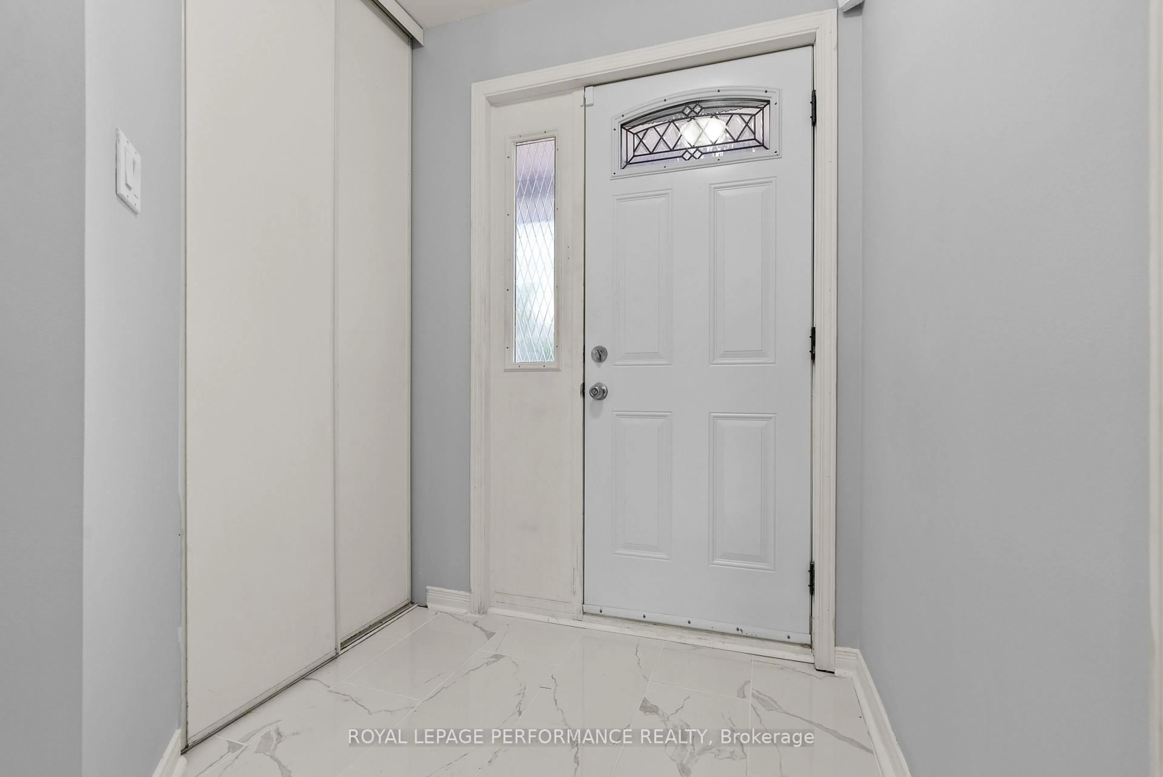 Indoor entryway for 1980 Boyer Rd, Ottawa Ontario K1C 1R4