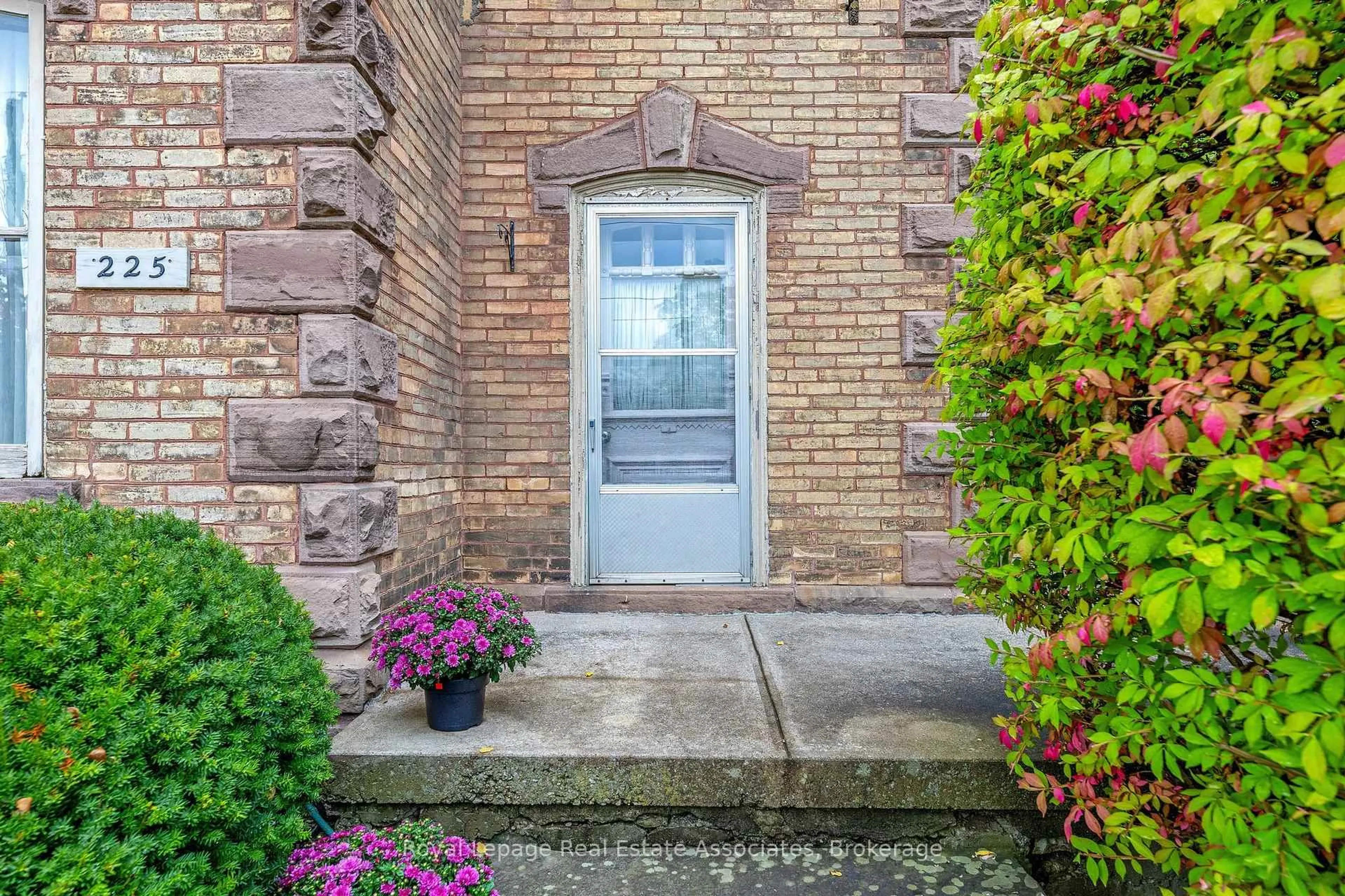 Indoor entryway for 225 Main St, Erin Ontario N0B 1T0