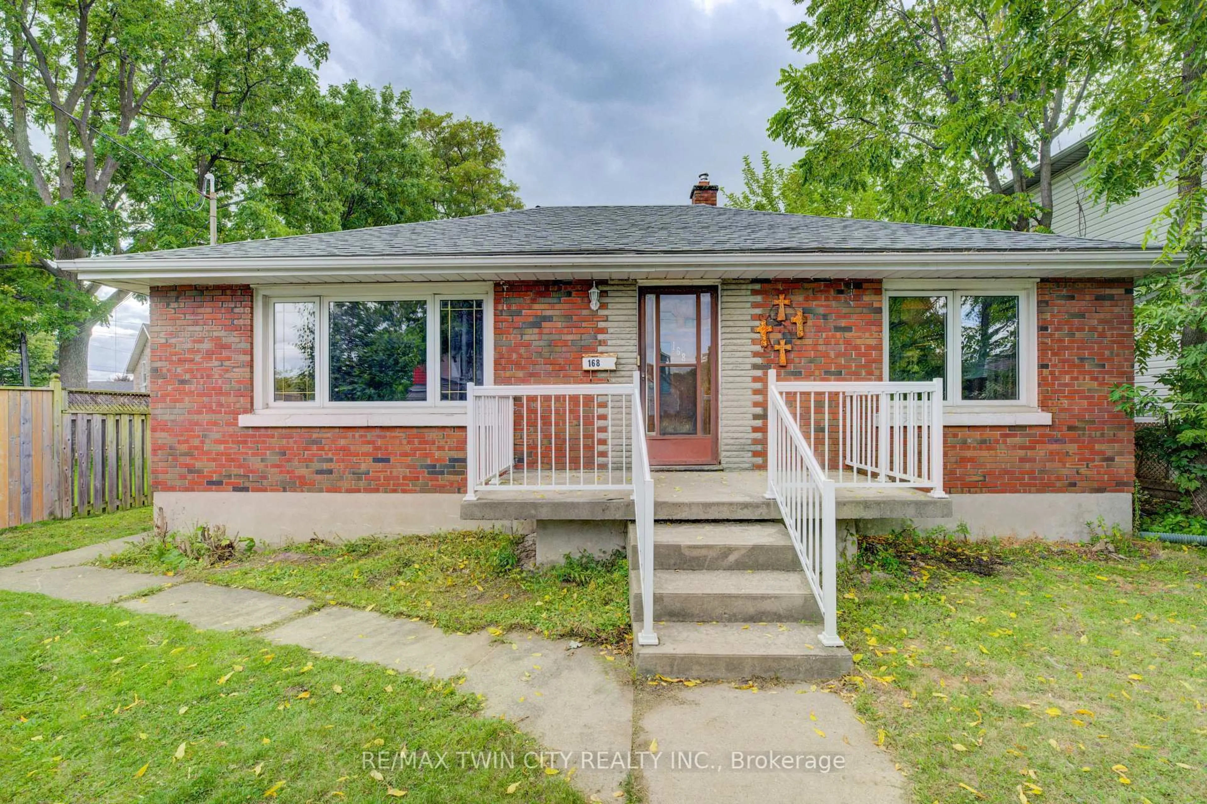 Home with brick exterior material, street for 168 Dundas St, Cambridge Ontario N1R 5P3