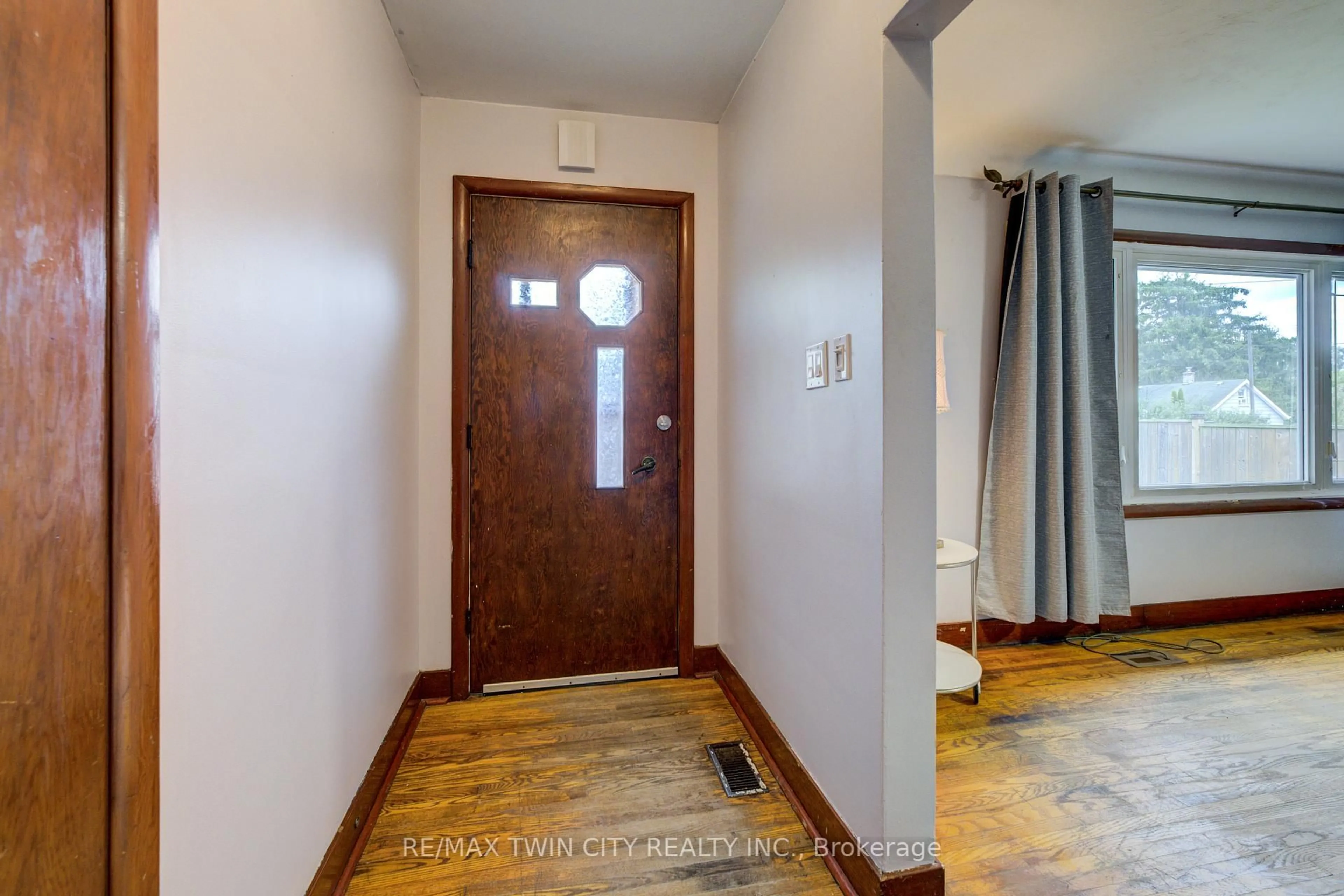 Indoor entryway for 168 Dundas St, Cambridge Ontario N1R 5P3