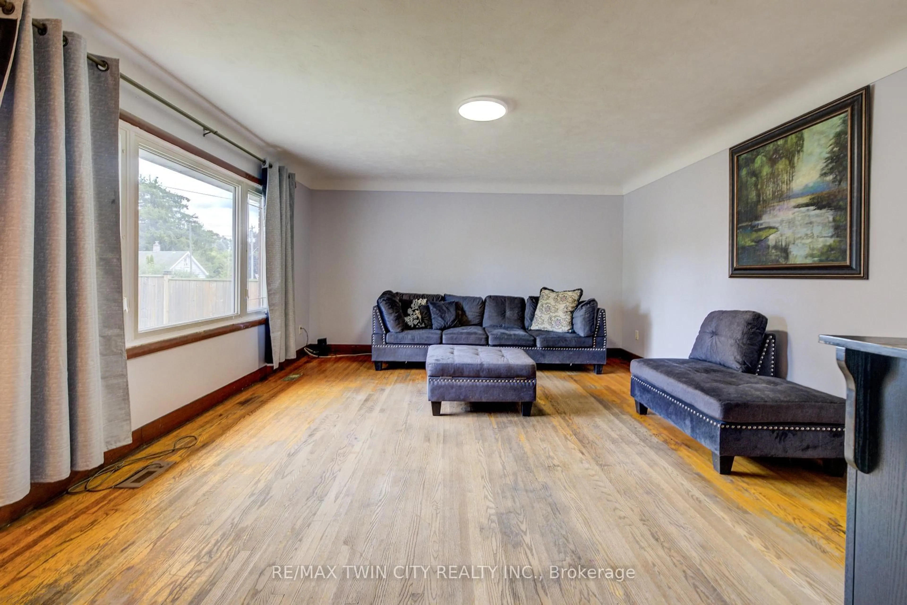 Living room with furniture, wood/laminate floor for 168 Dundas St, Cambridge Ontario N1R 5P3