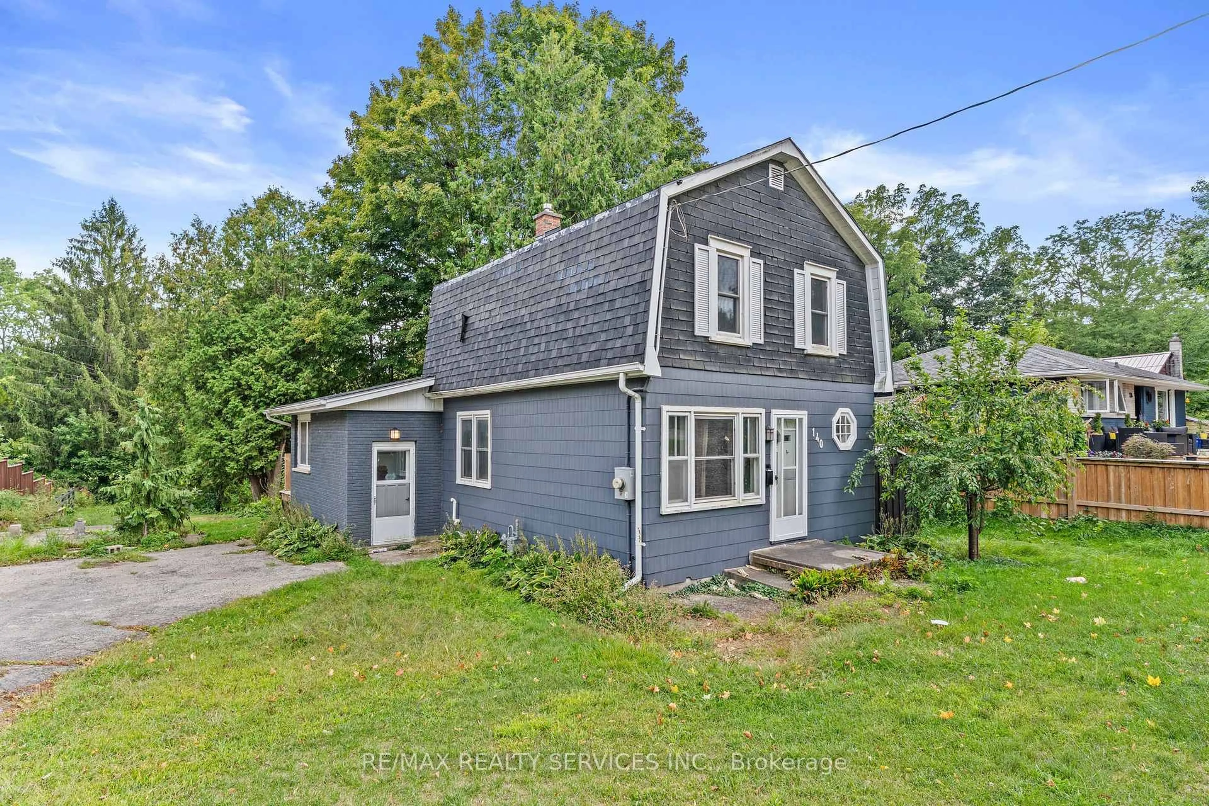 A pic from outside/outdoor area/front of a property/back of a property/a pic from drone, street for 140 Canterbury St, Ingersoll Ontario N5C 1C8