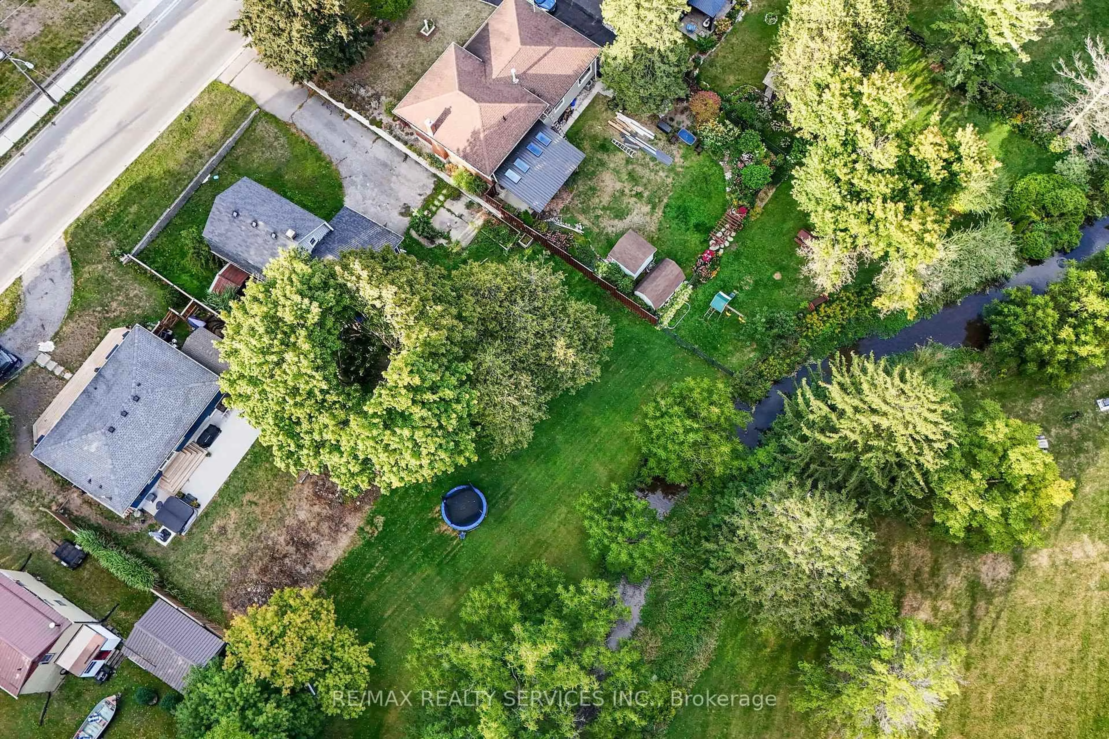 A pic from outside/outdoor area/front of a property/back of a property/a pic from drone, forest/trees view for 140 Canterbury St, Ingersoll Ontario N5C 1C8