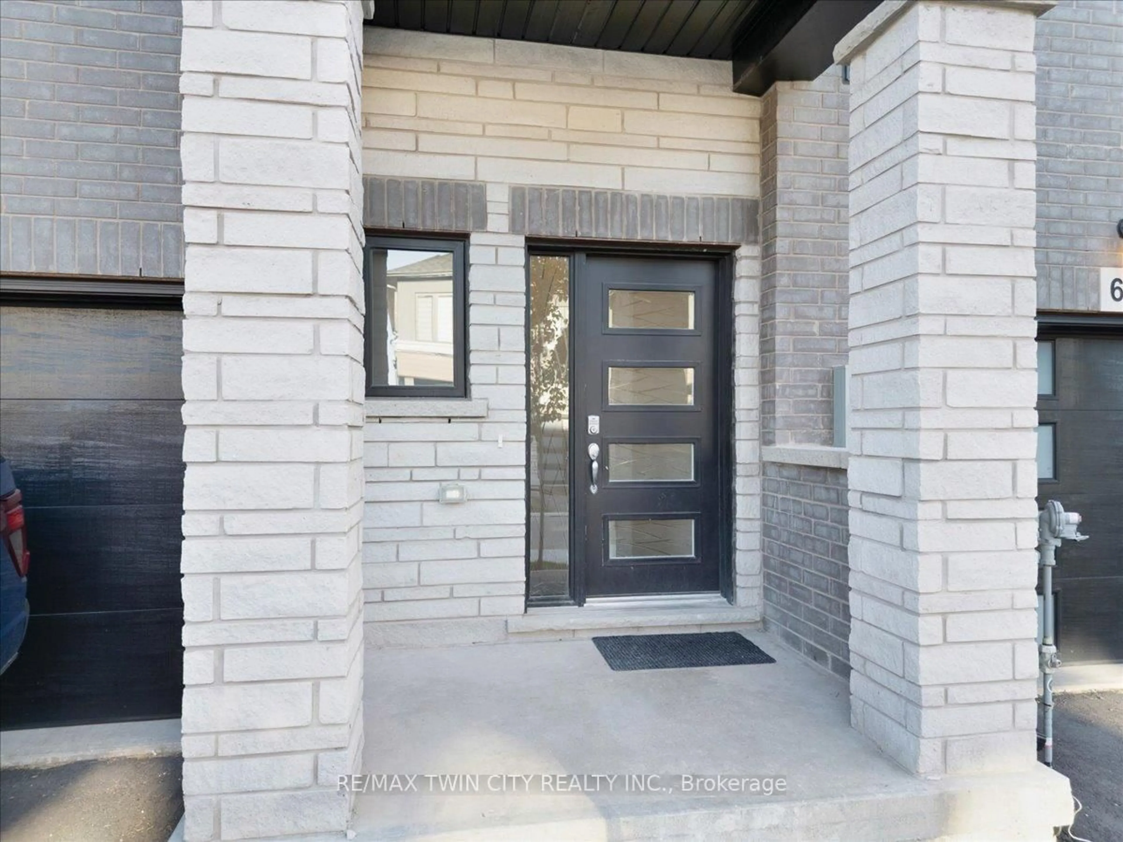 Indoor entryway for 155 Equestrian Way #61, Cambridge Ontario N3E 0E8