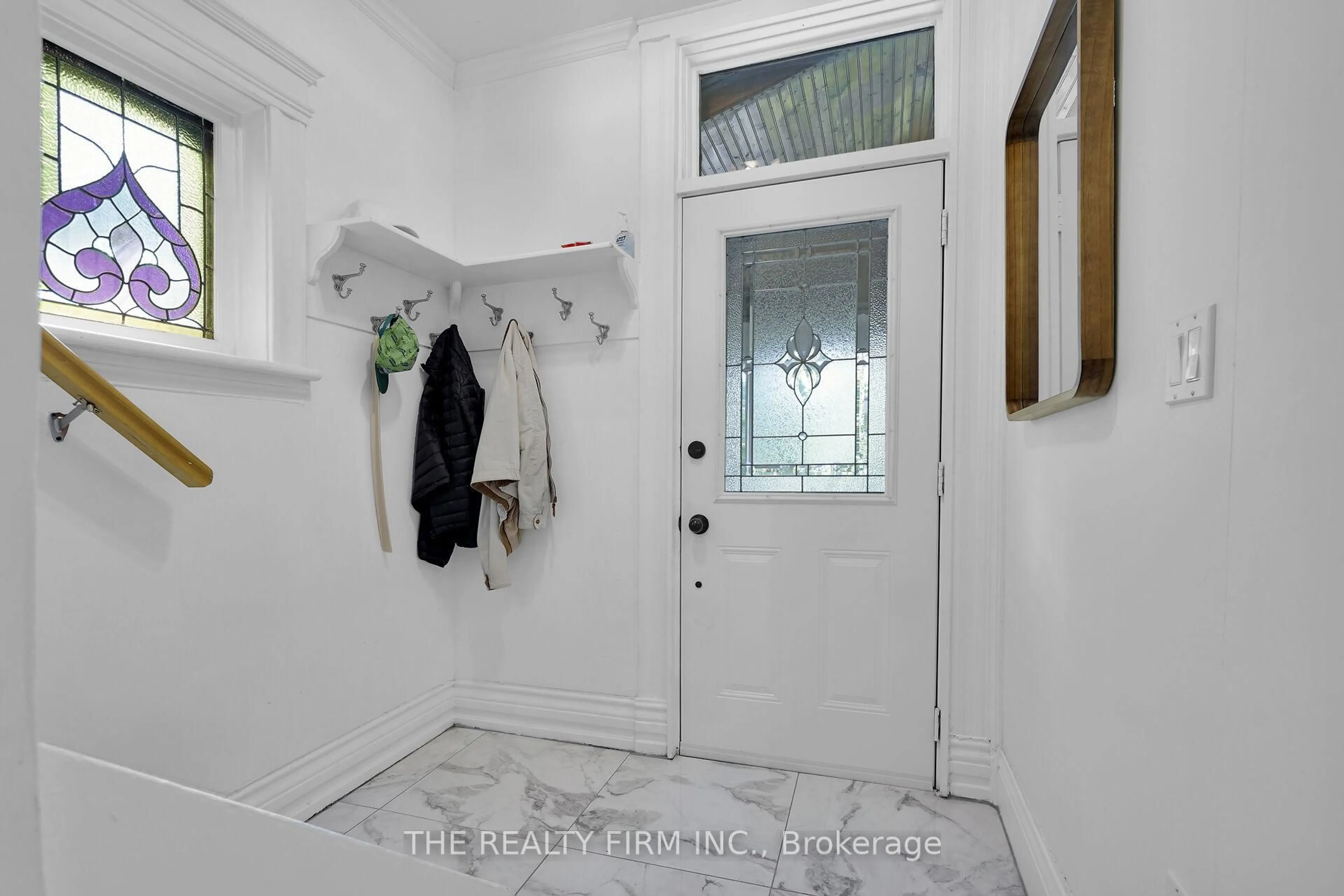 Indoor entryway for 568 Piccadilly St, London East Ontario N5Y 3G8