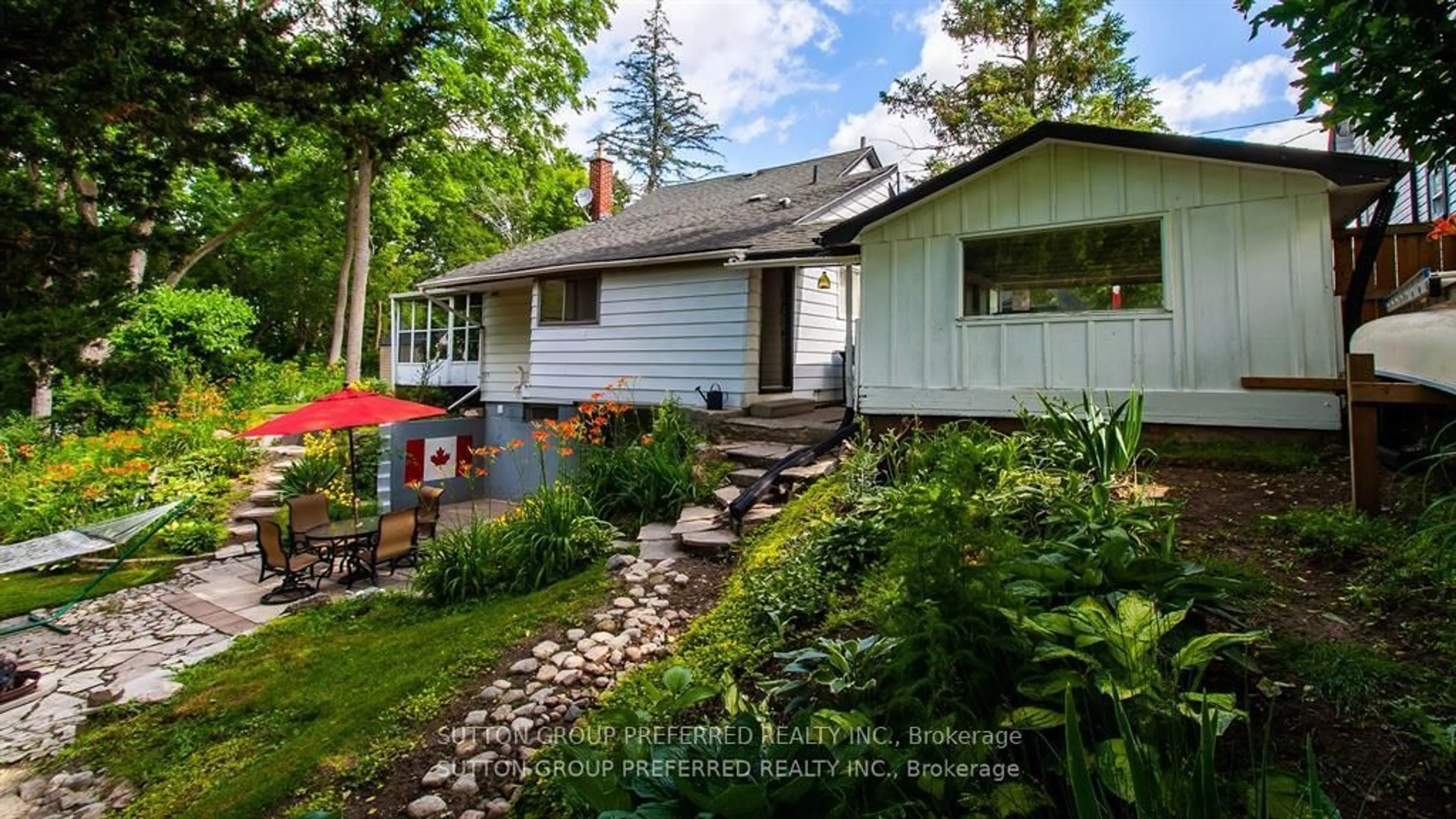 A pic from outside/outdoor area/front of a property/back of a property/a pic from drone, street for 46 Owaissa St, St. Thomas Ontario N5P 1T2
