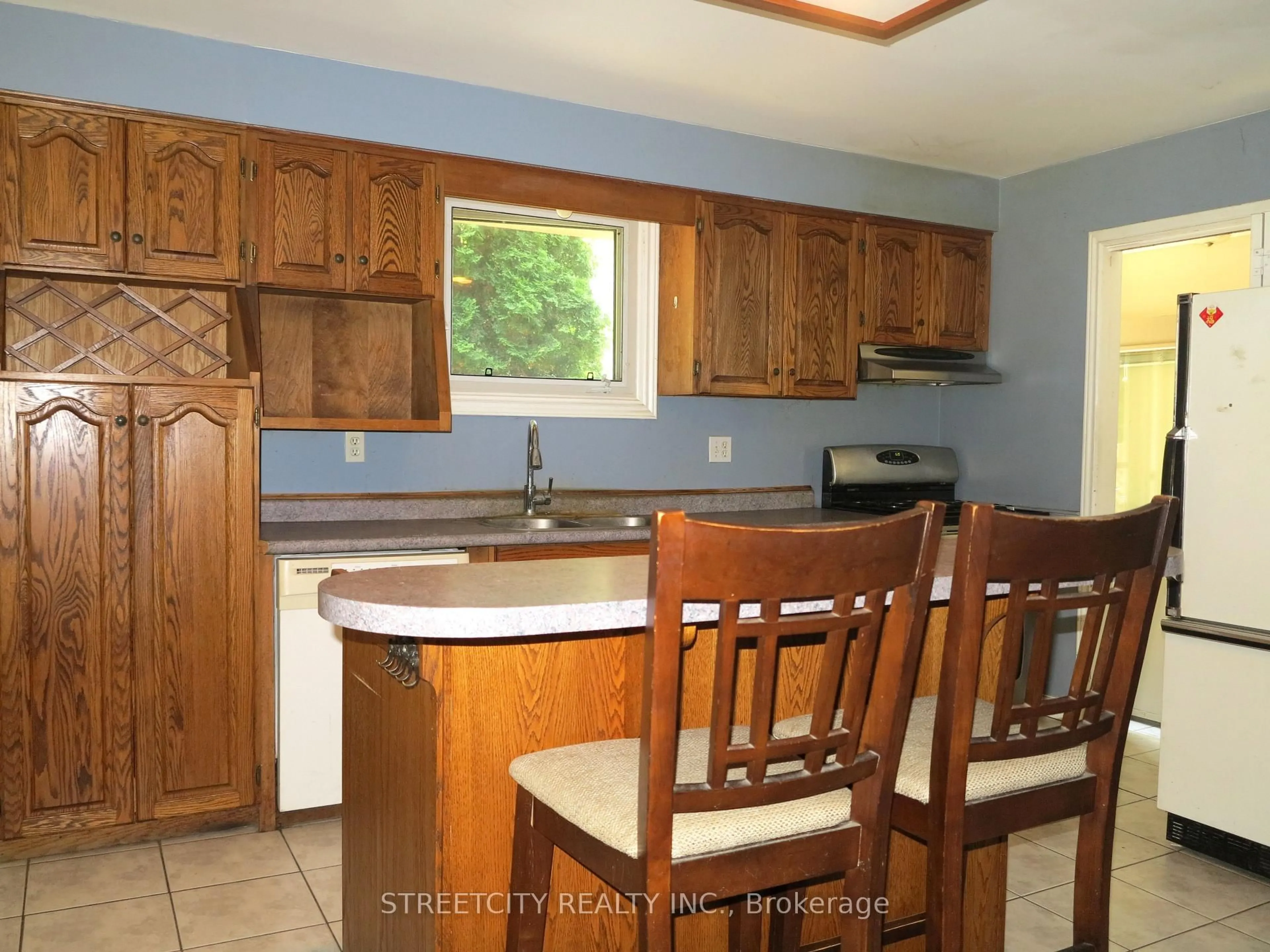 Standard kitchen, ceramic/tile floor for 383 Castlegrove Clse, London North Ontario N6G 3H3